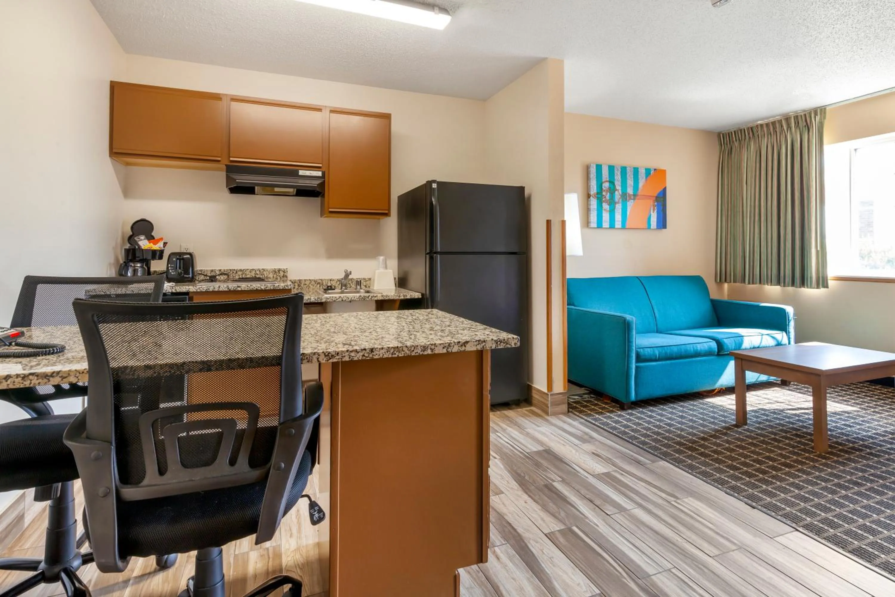 Kitchen or kitchenette in MainStay Suites Dubuque at Hwy 20