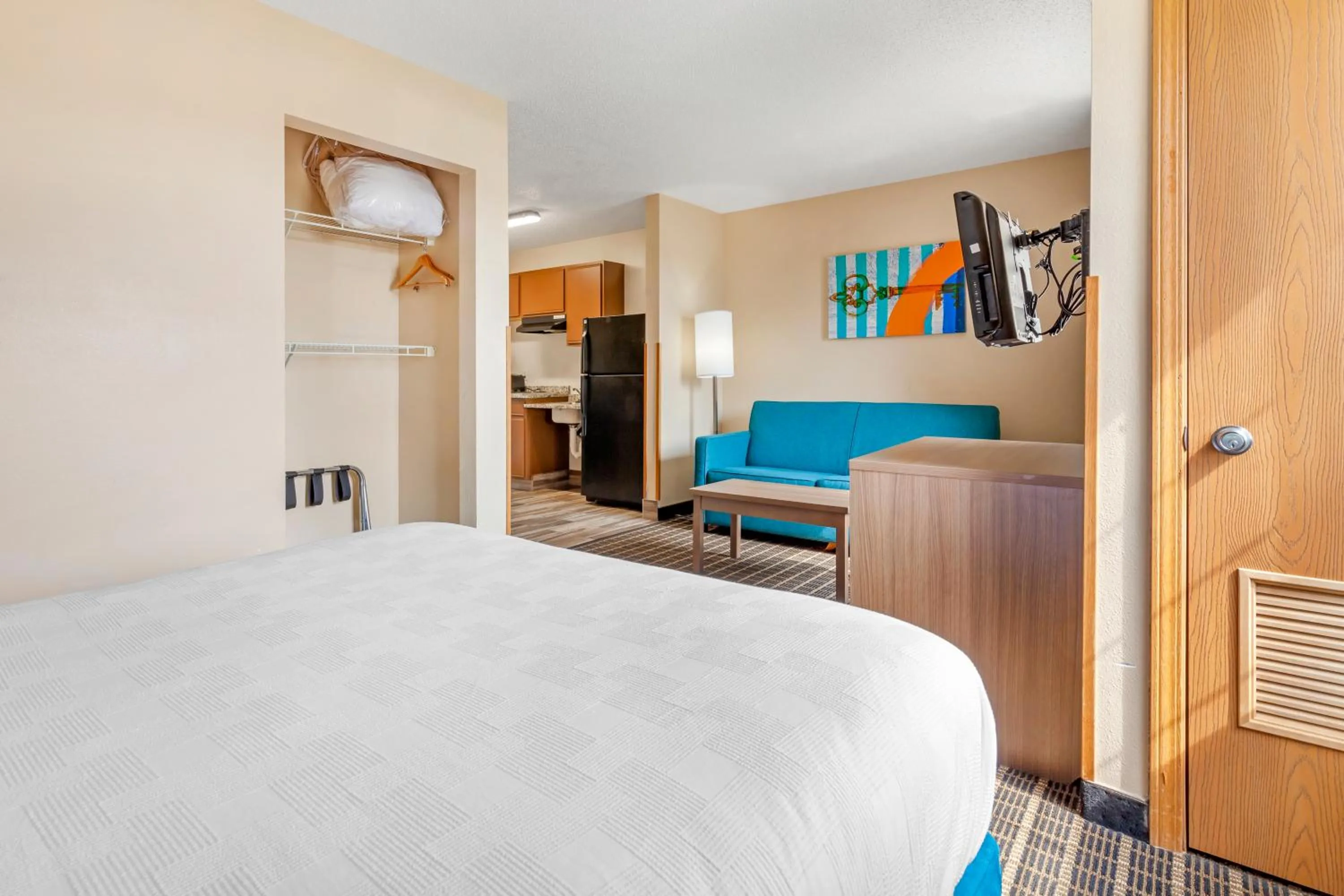 Bedroom, Bed in MainStay Suites Dubuque at Hwy 20