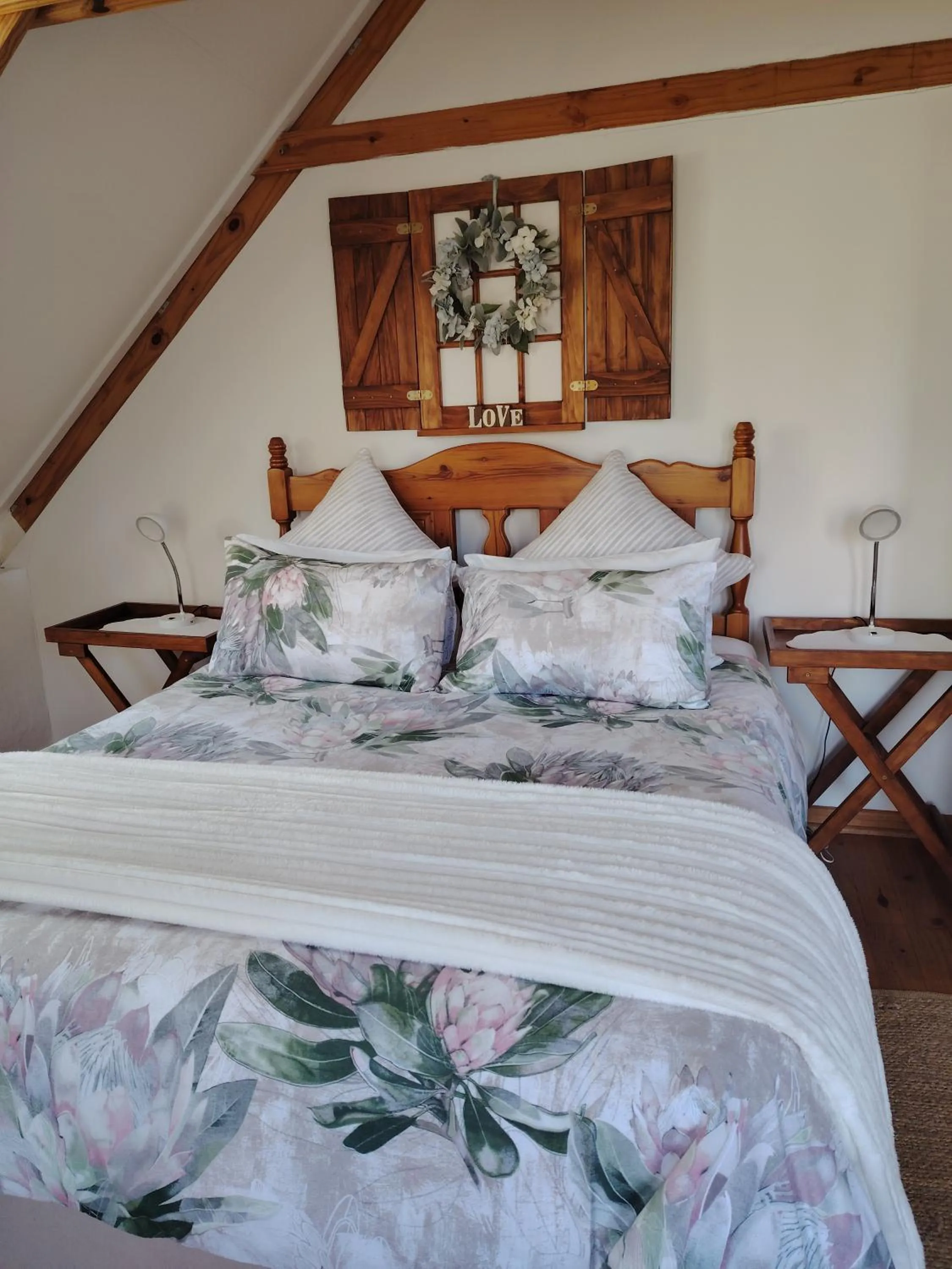 Bedroom, Bed in Hillside Cottage