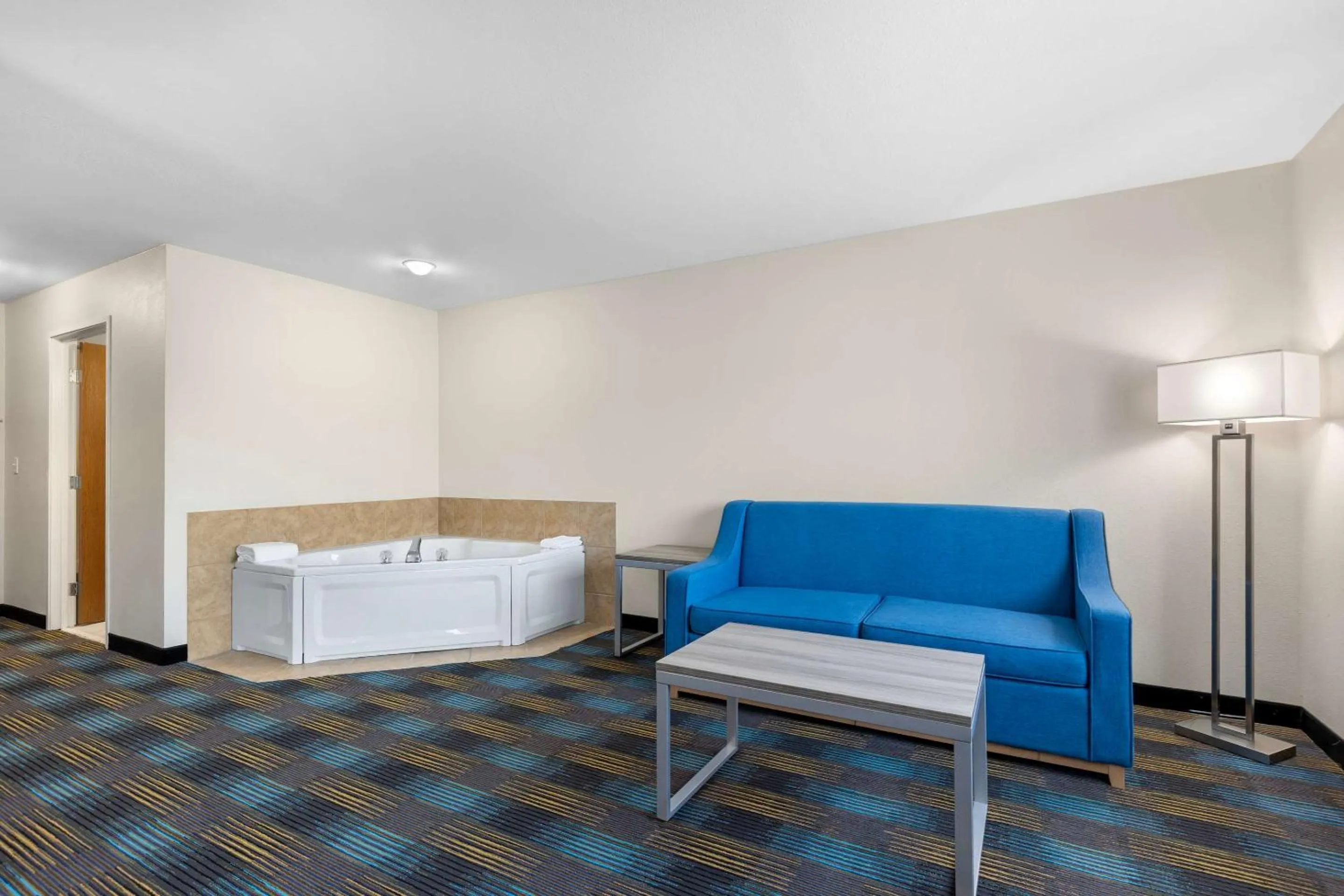 Bedroom in Quality Inn & Suites Fort Madison near Hwy 61