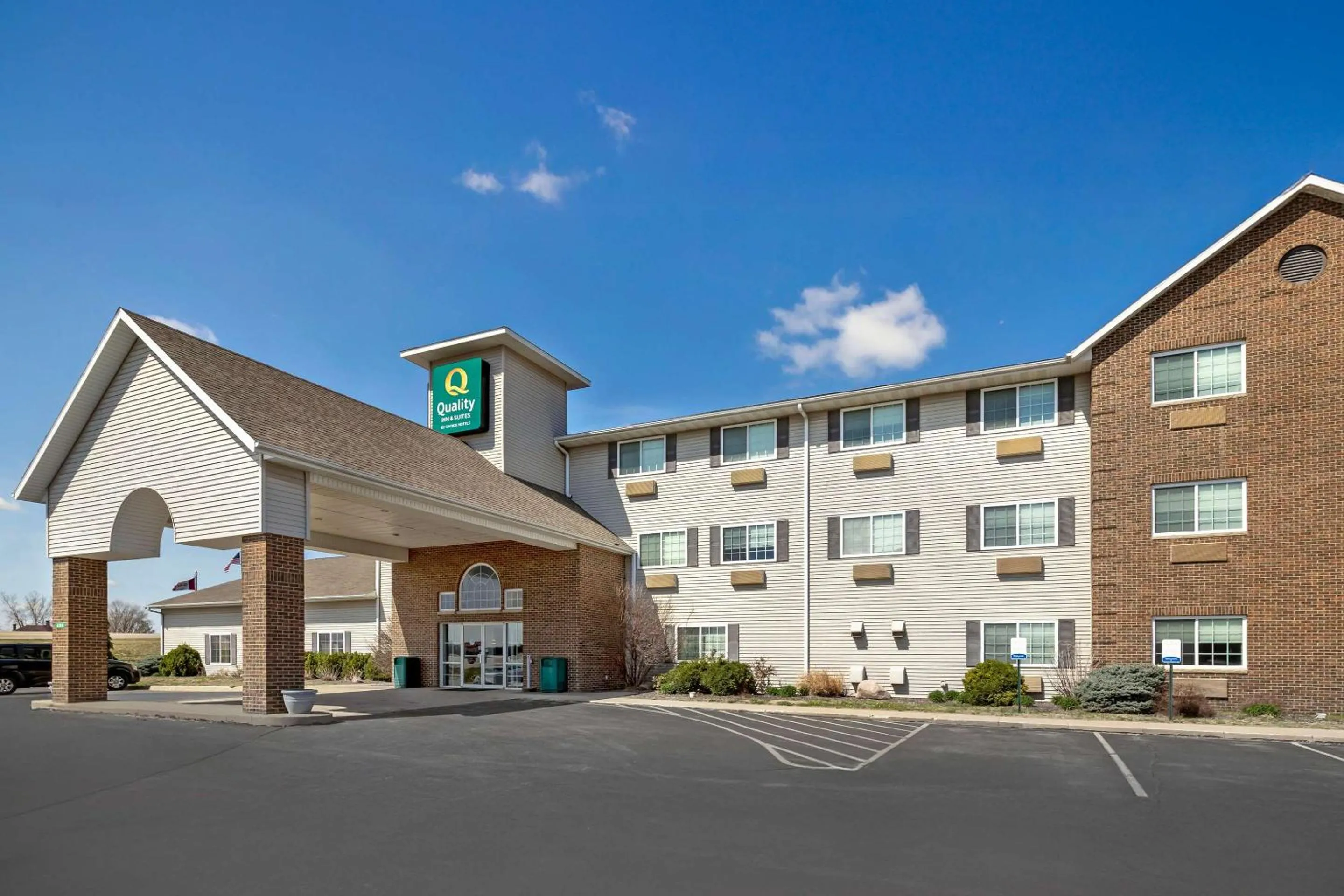 Property building in Quality Inn & Suites Fort Madison near Hwy 61