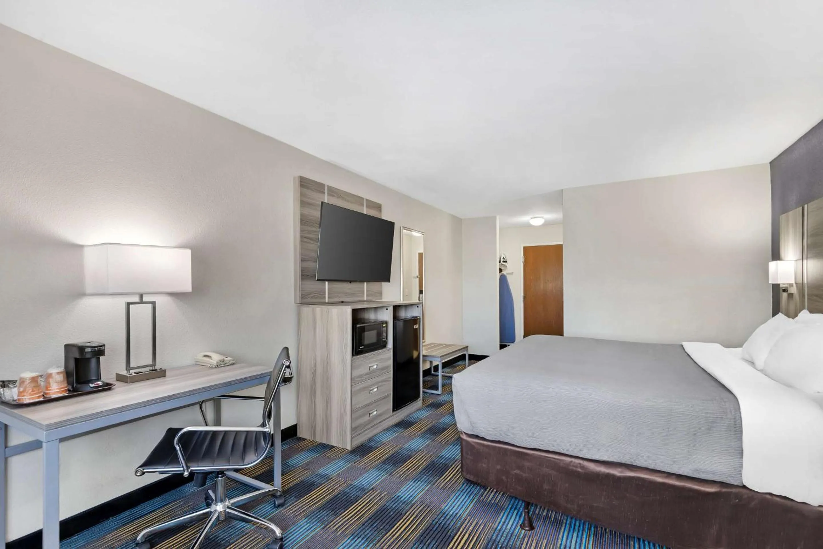 Bedroom, Bed in Quality Inn & Suites Fort Madison near Hwy 61