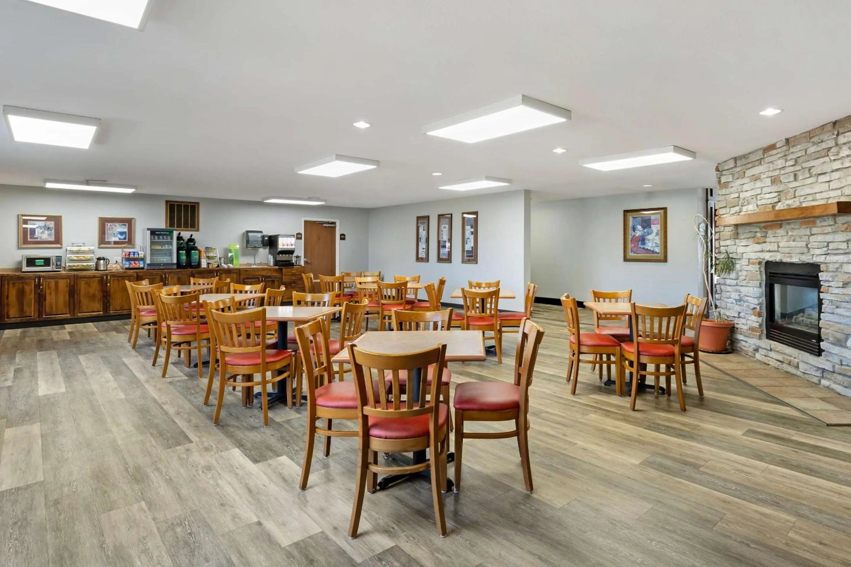 Breakfast in Quality Inn & Suites Fort Madison near Hwy 61