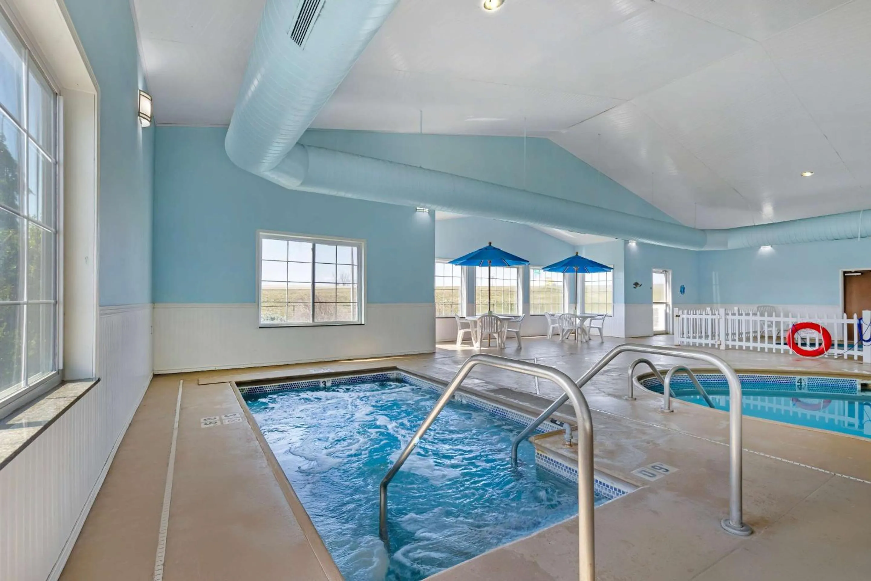 Swimming pool in Quality Inn & Suites Fort Madison near Hwy 61