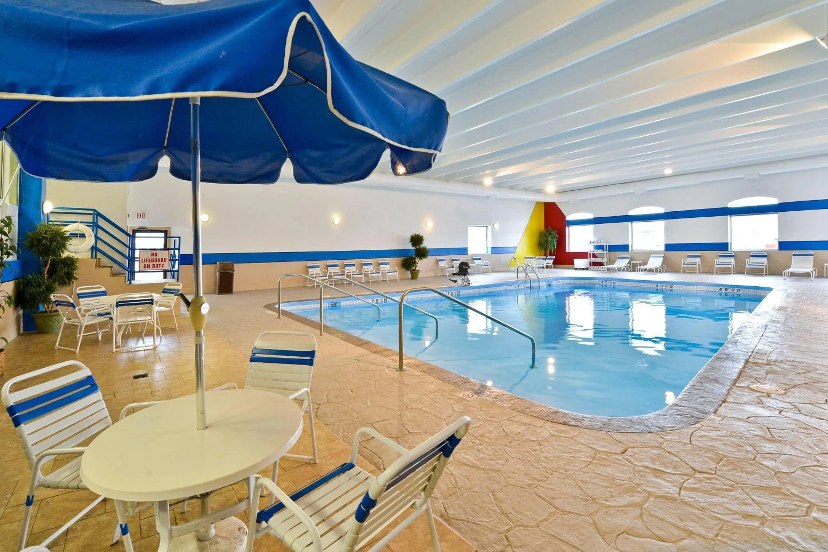 Swimming pool in Comfort Inn & Suites Event Center