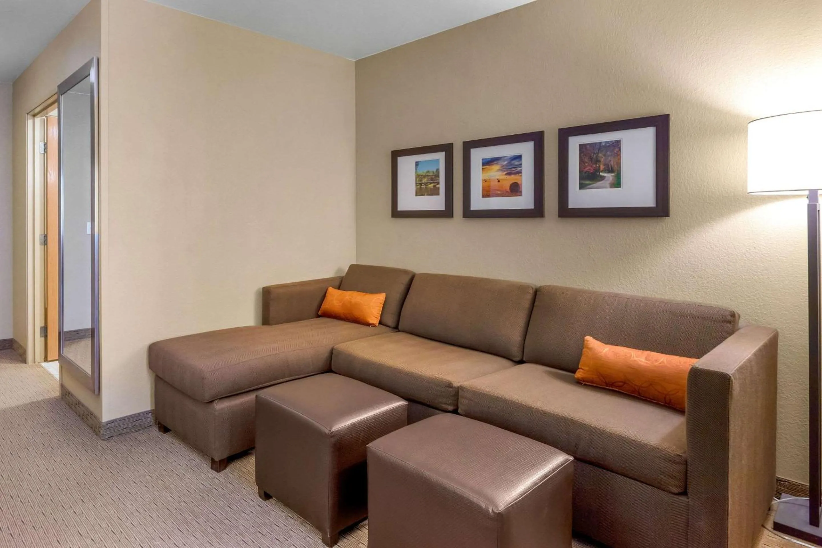 Photo of the whole room in Comfort Suites Burlington