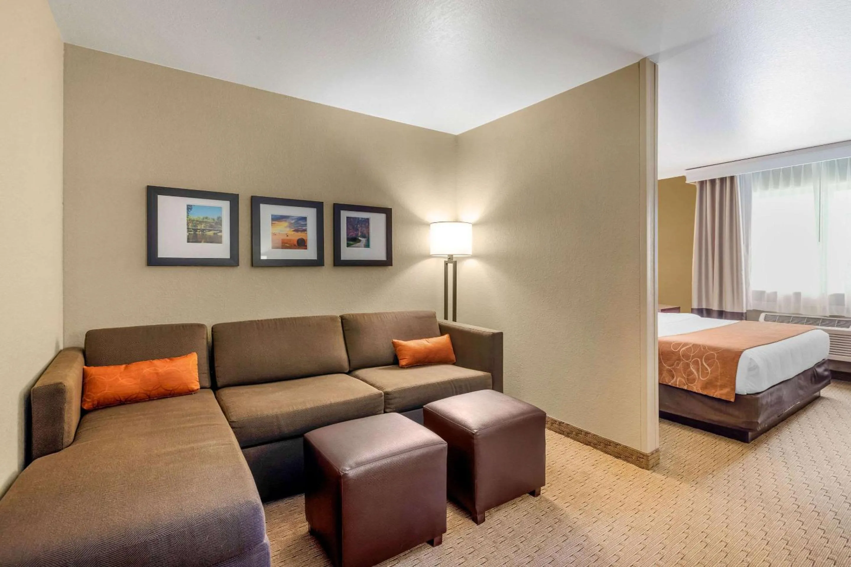 Photo of the whole room, Bed in Comfort Suites Burlington