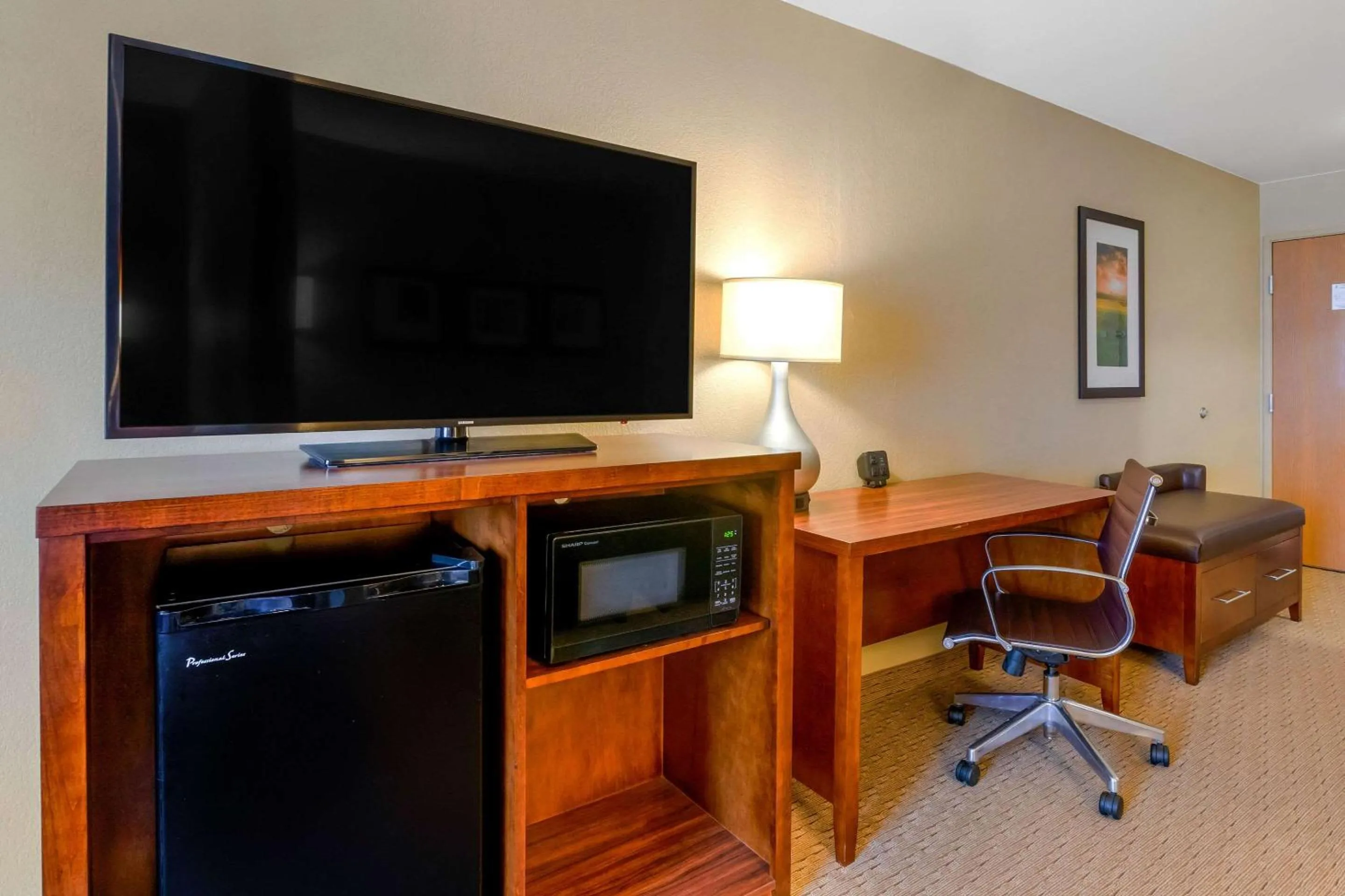 Photo of the whole room in Comfort Suites Burlington