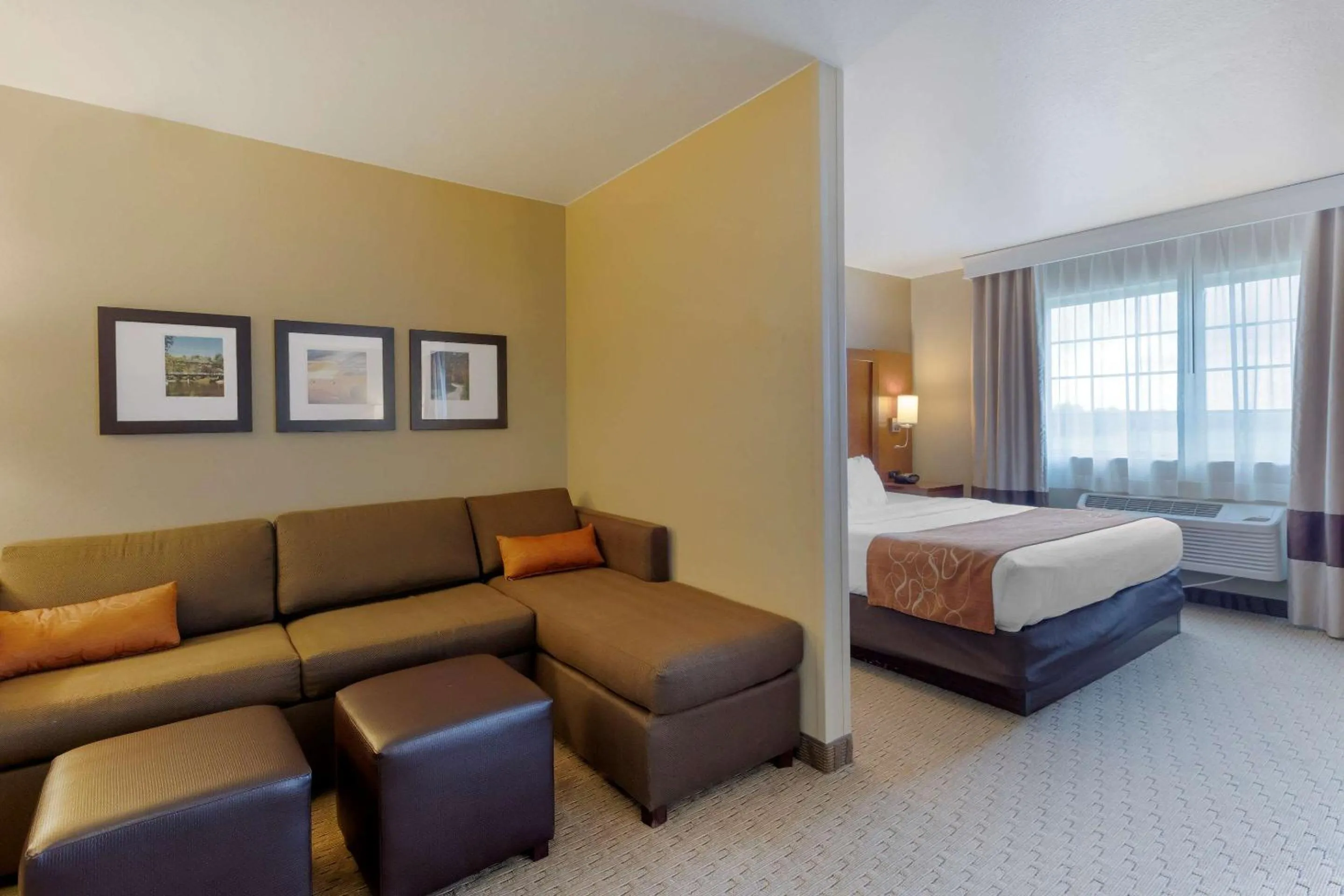 Photo of the whole room, Bed in Comfort Suites Burlington