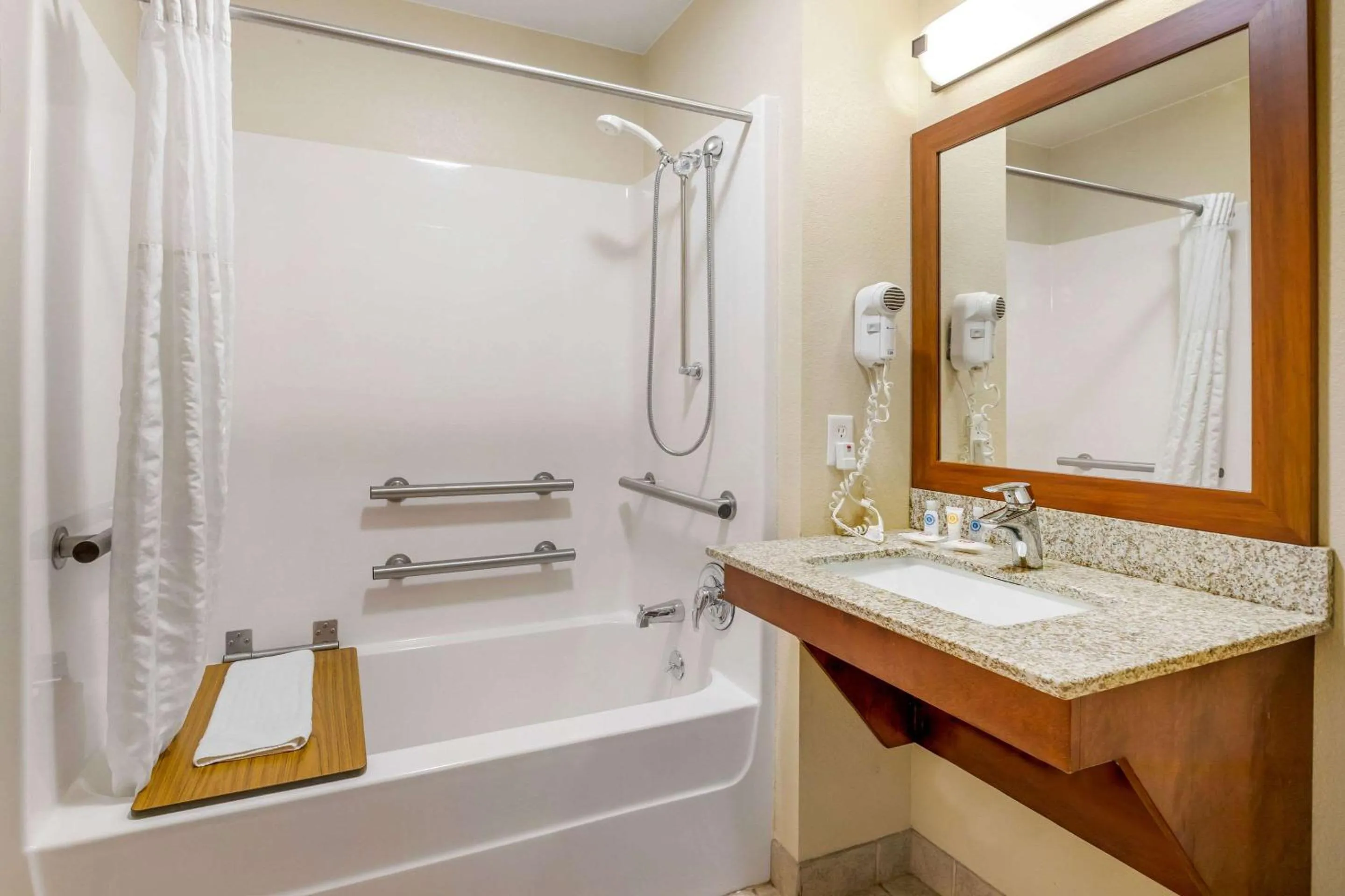 Photo of the whole room in Comfort Suites Burlington