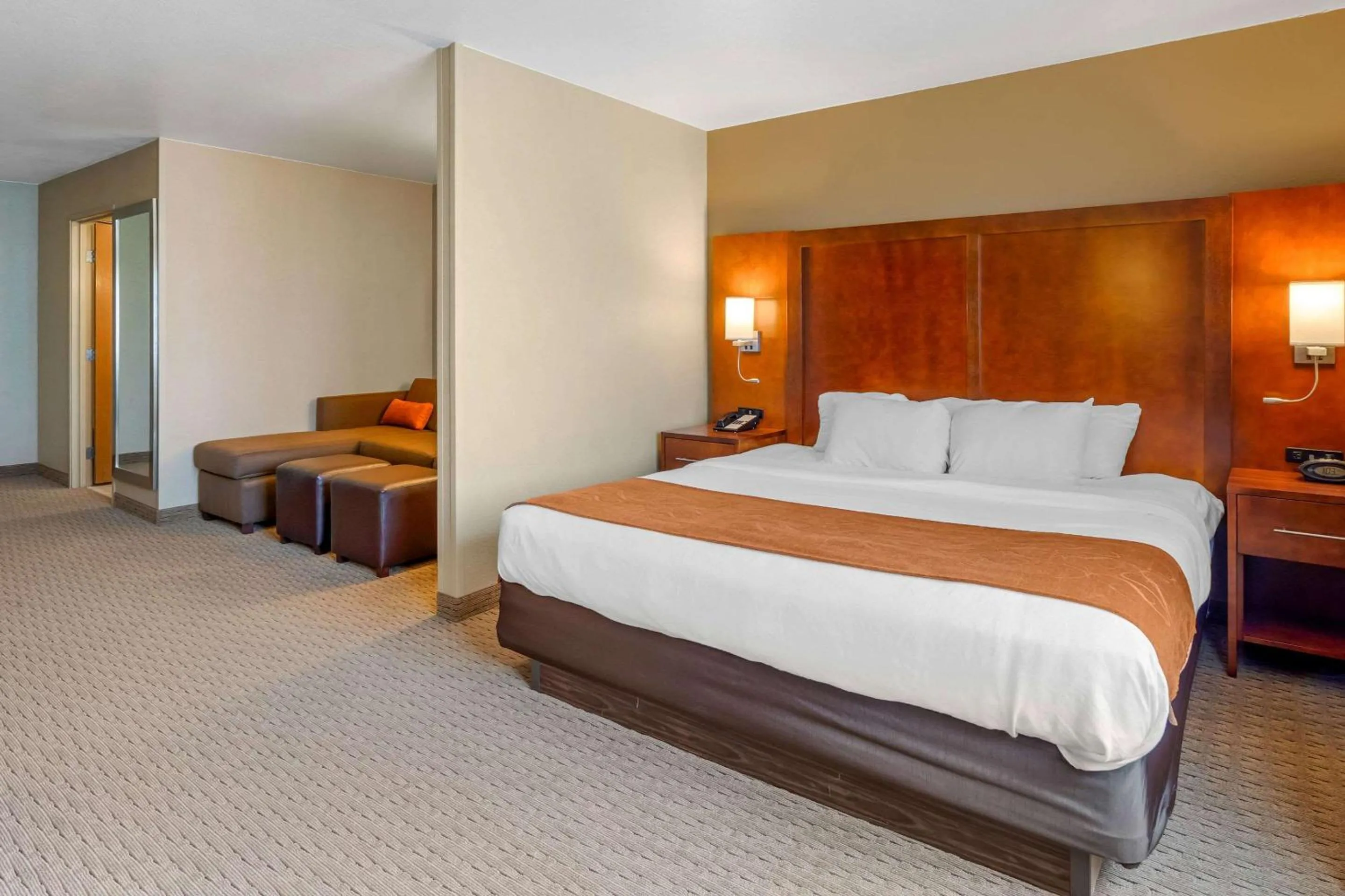 Photo of the whole room, Bed in Comfort Suites Burlington