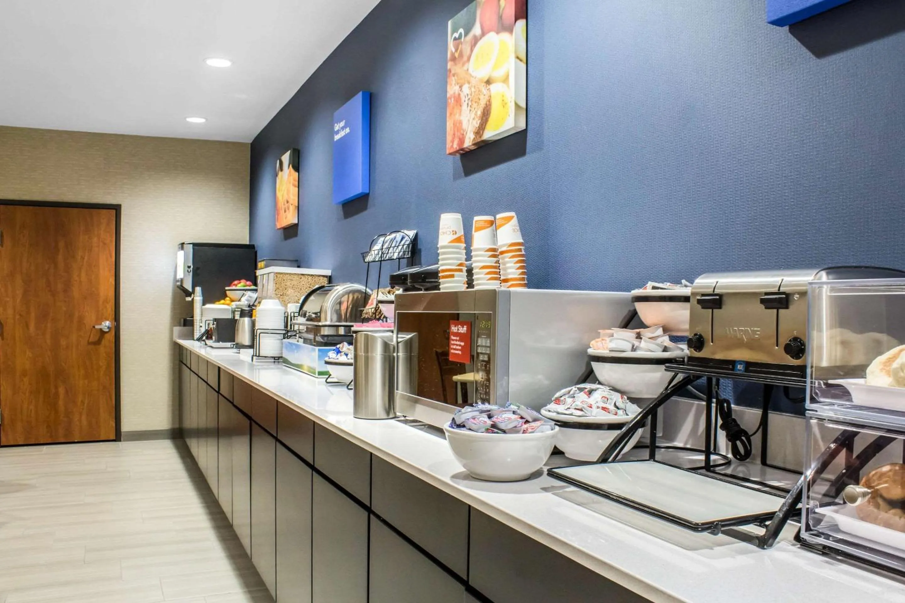 Photo of the whole room in Econo Lodge Ankeny - Des Moines