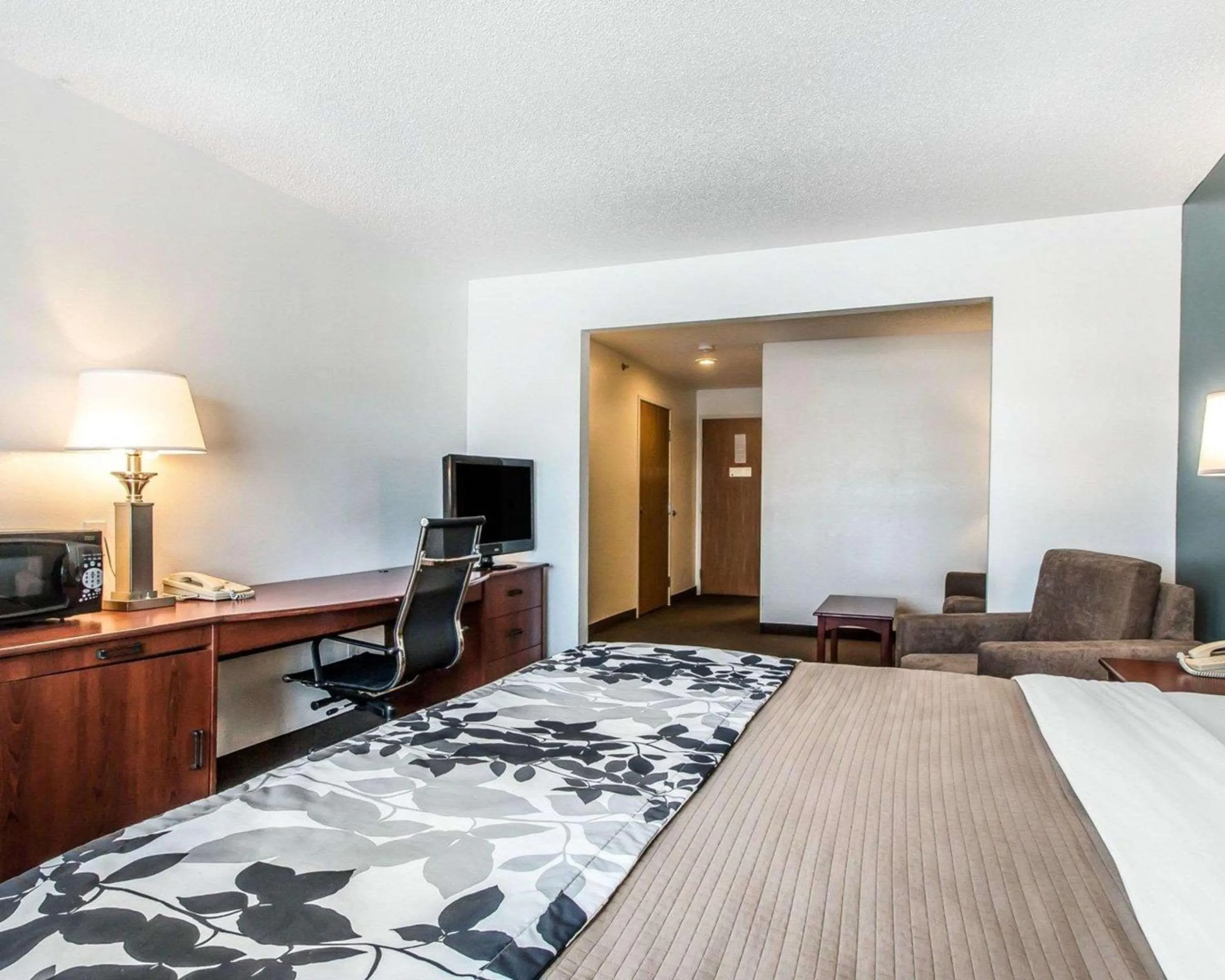 Photo of the whole room, Bed in Sleep Inn & Suites Mount Vernon