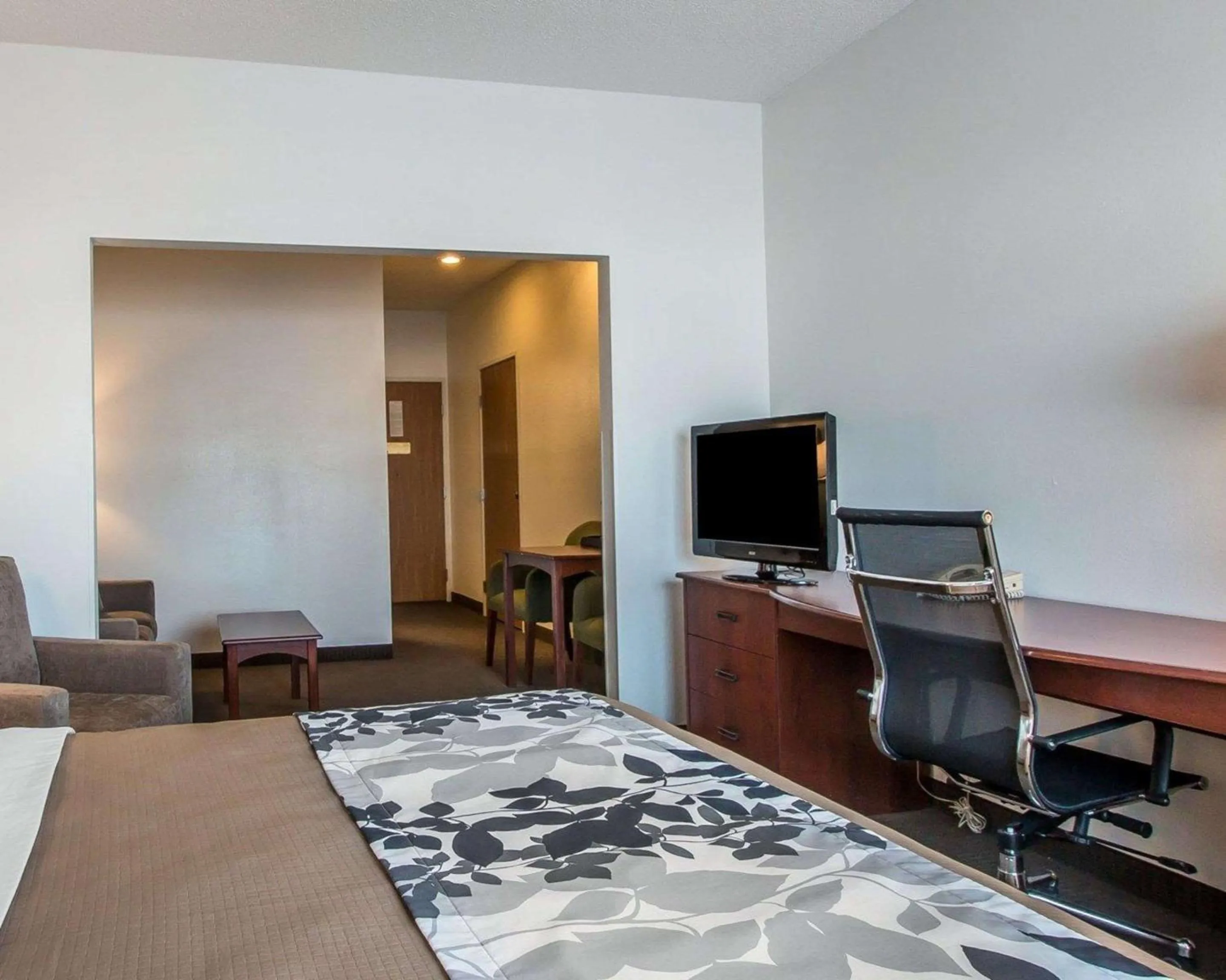 Photo of the whole room, Bed in Sleep Inn & Suites Mount Vernon