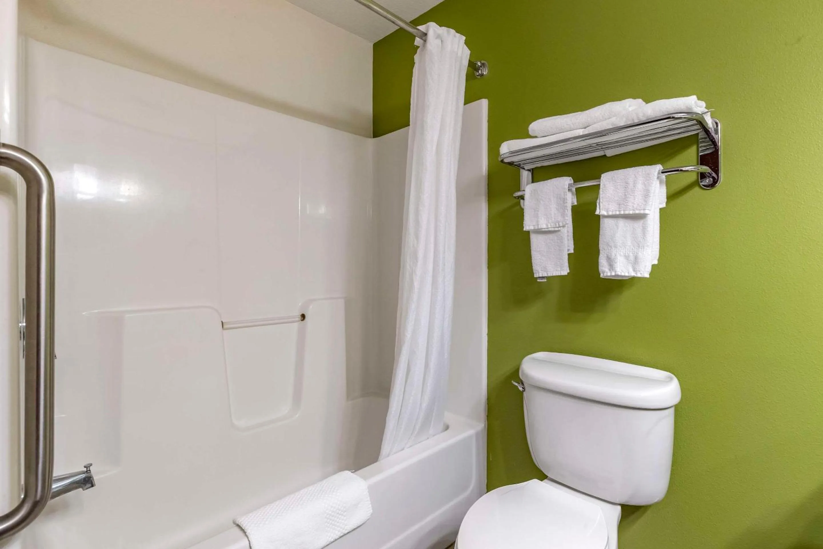 Bathroom in Sleep Inn & Suites Pleasant Hill - Des Moines