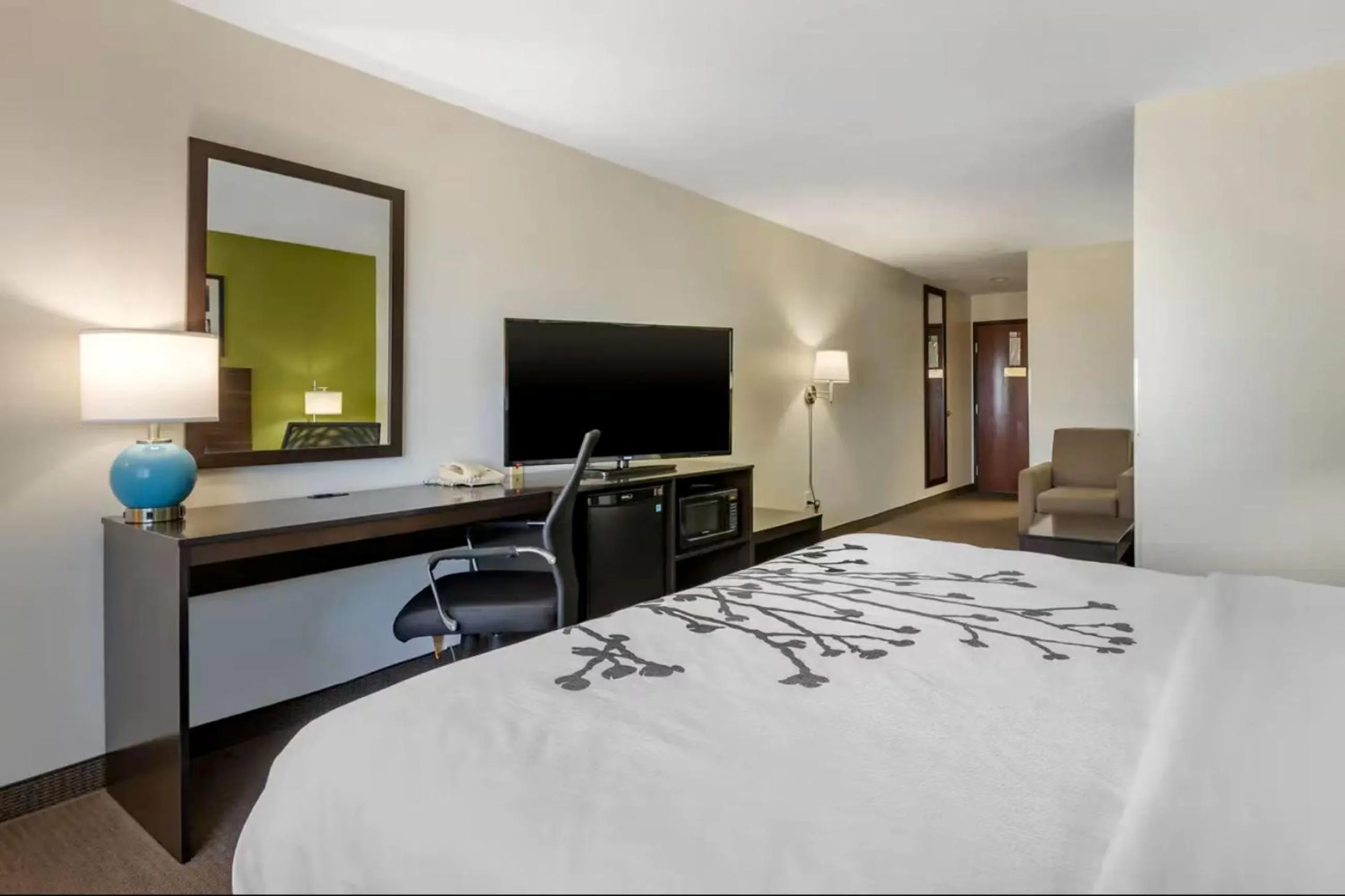 Bed in Sleep Inn & Suites Pleasant Hill - Des Moines