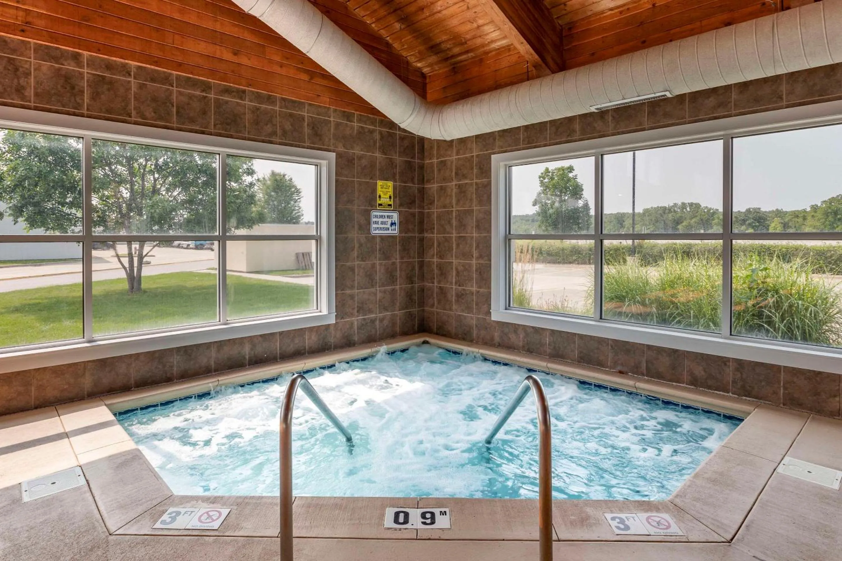 Swimming pool in Comfort Suites Coralville I-80