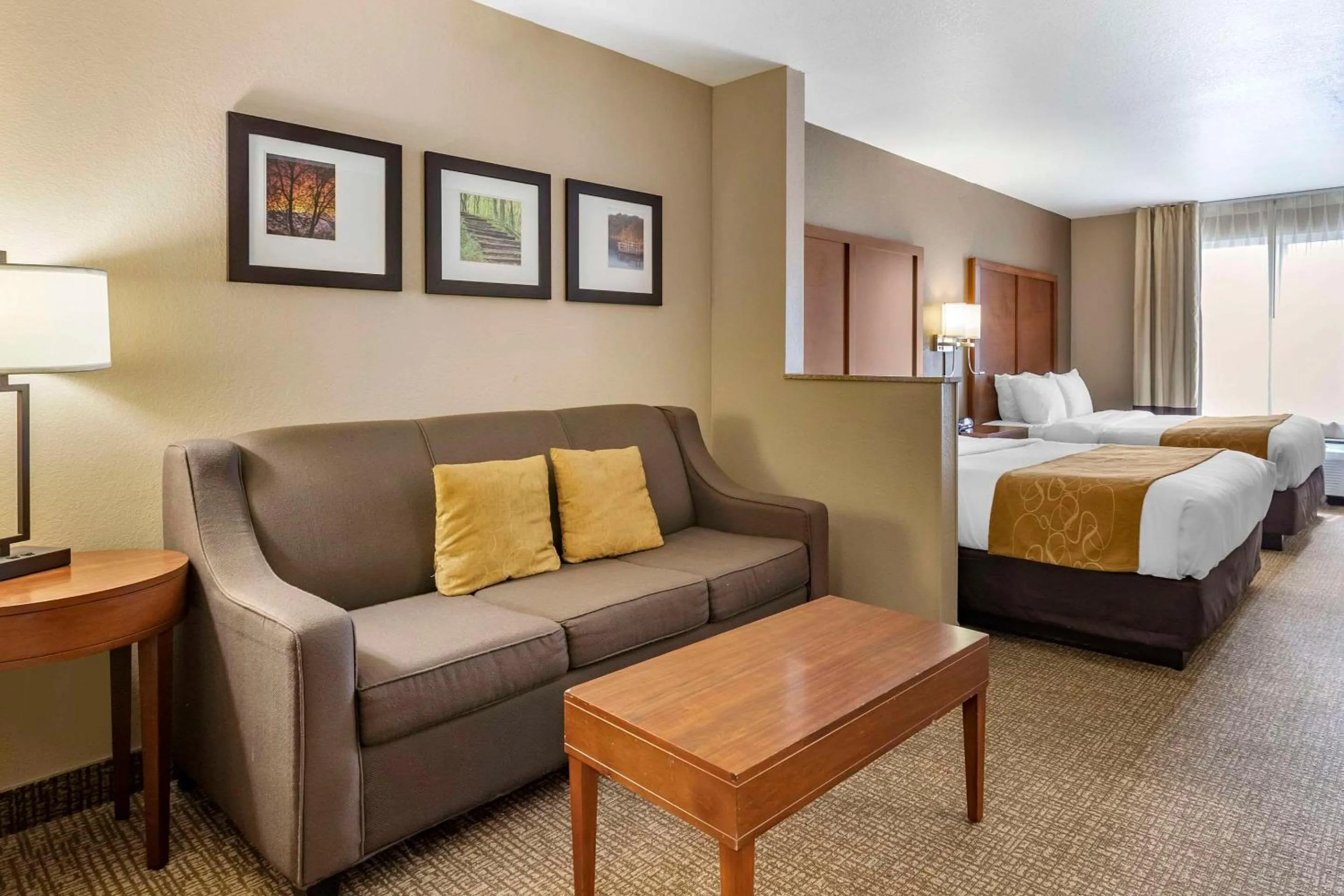 Bedroom, Bed in Comfort Suites Coralville I-80