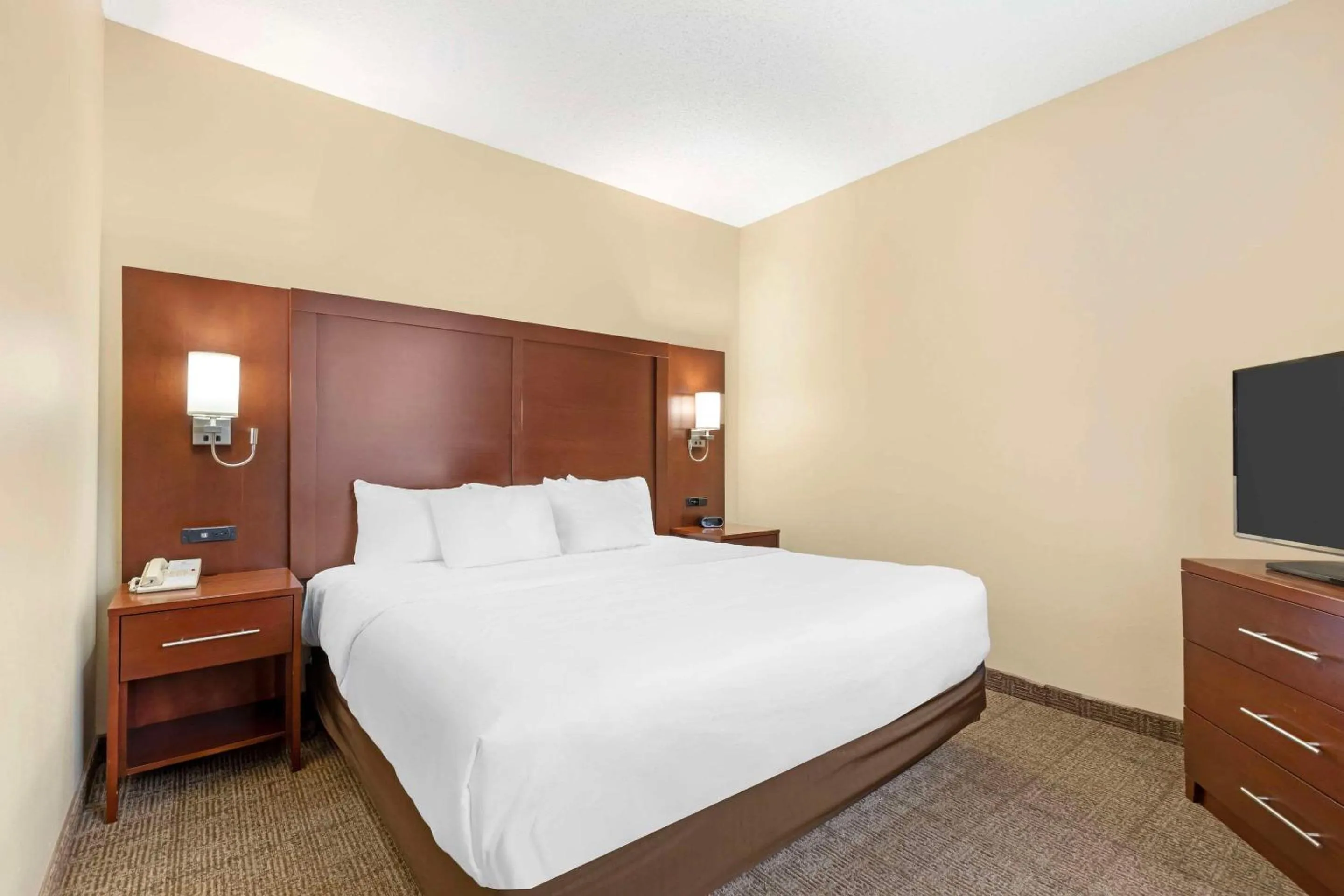 Bedroom, Bed in Comfort Suites