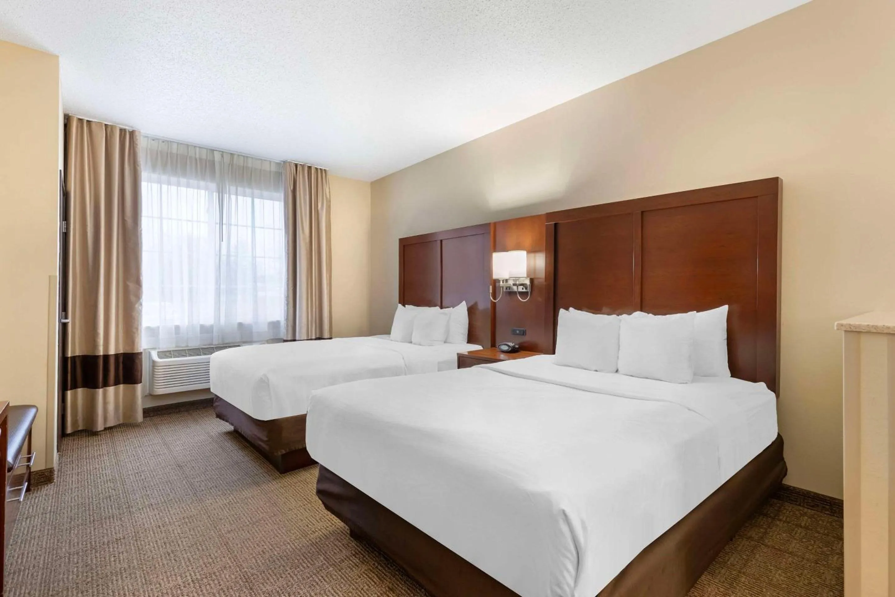 Bedroom, Bed in Comfort Suites