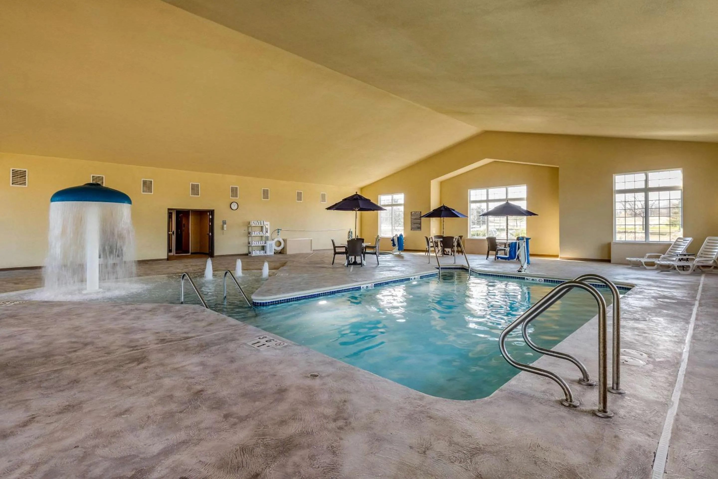 Swimming pool in Comfort Suites