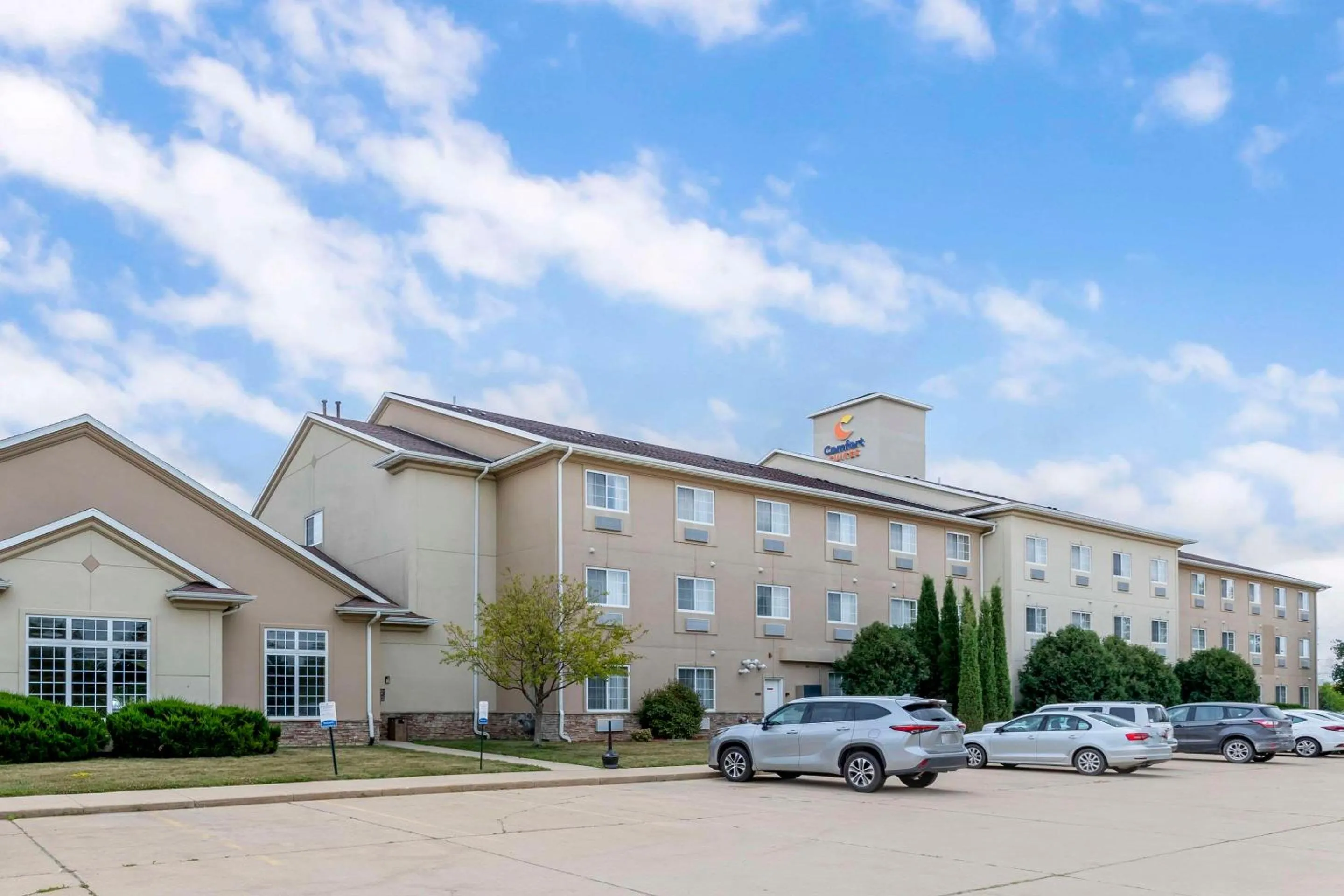 Property building in Comfort Suites
