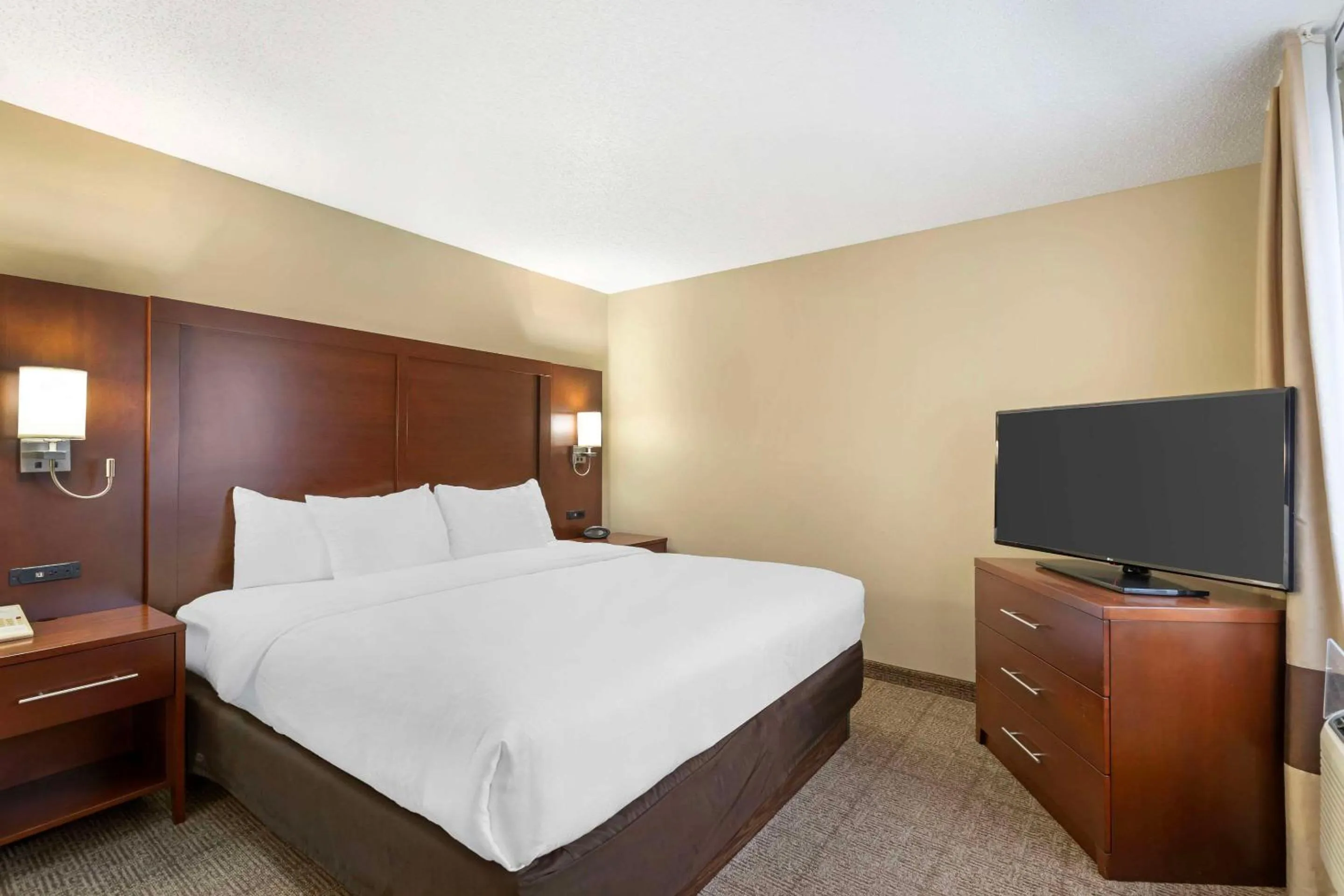 Bedroom, Bed in Comfort Suites