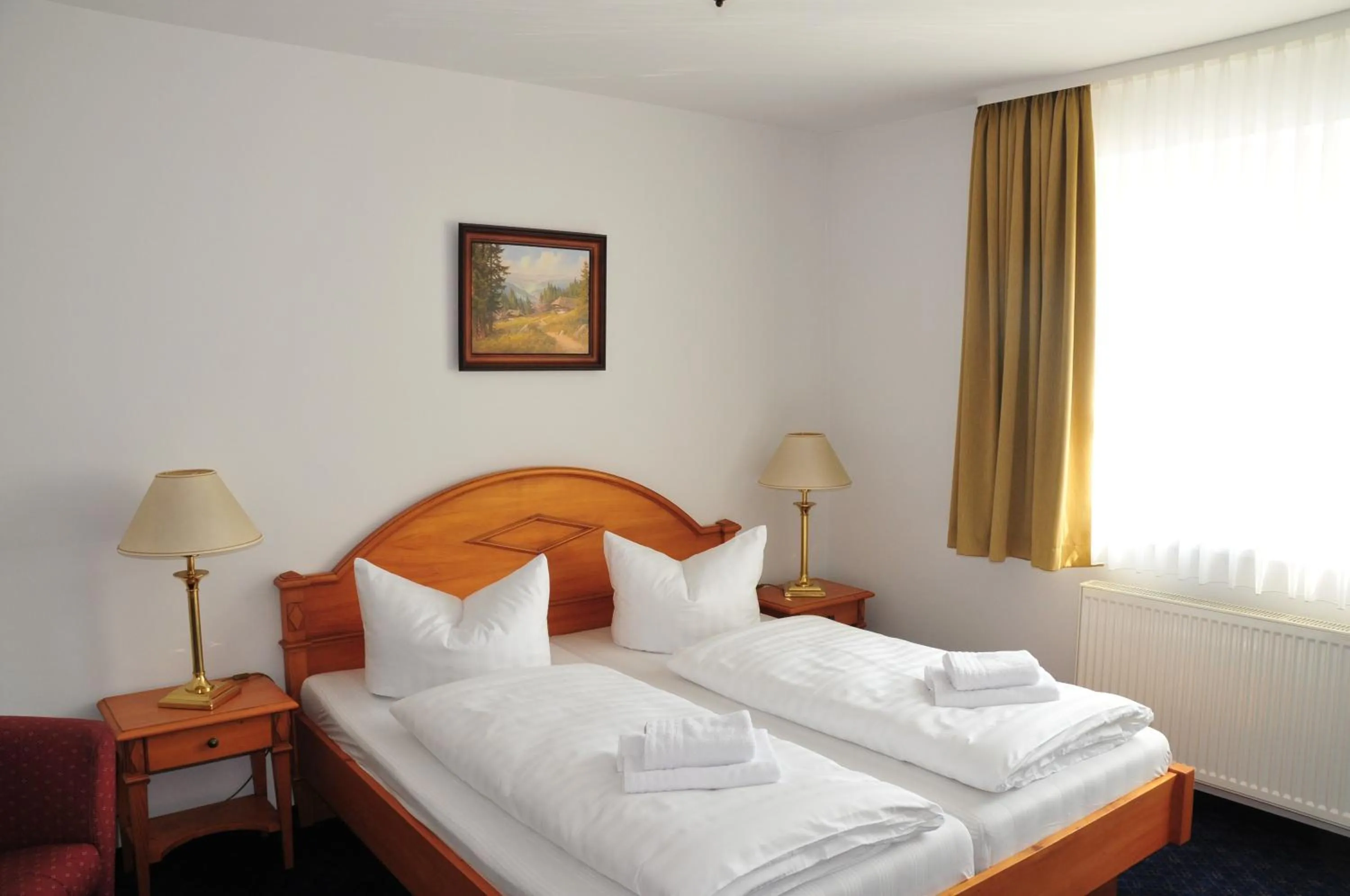 Photo of the whole room, Bed in Fürstenhof Wernigerode Garni