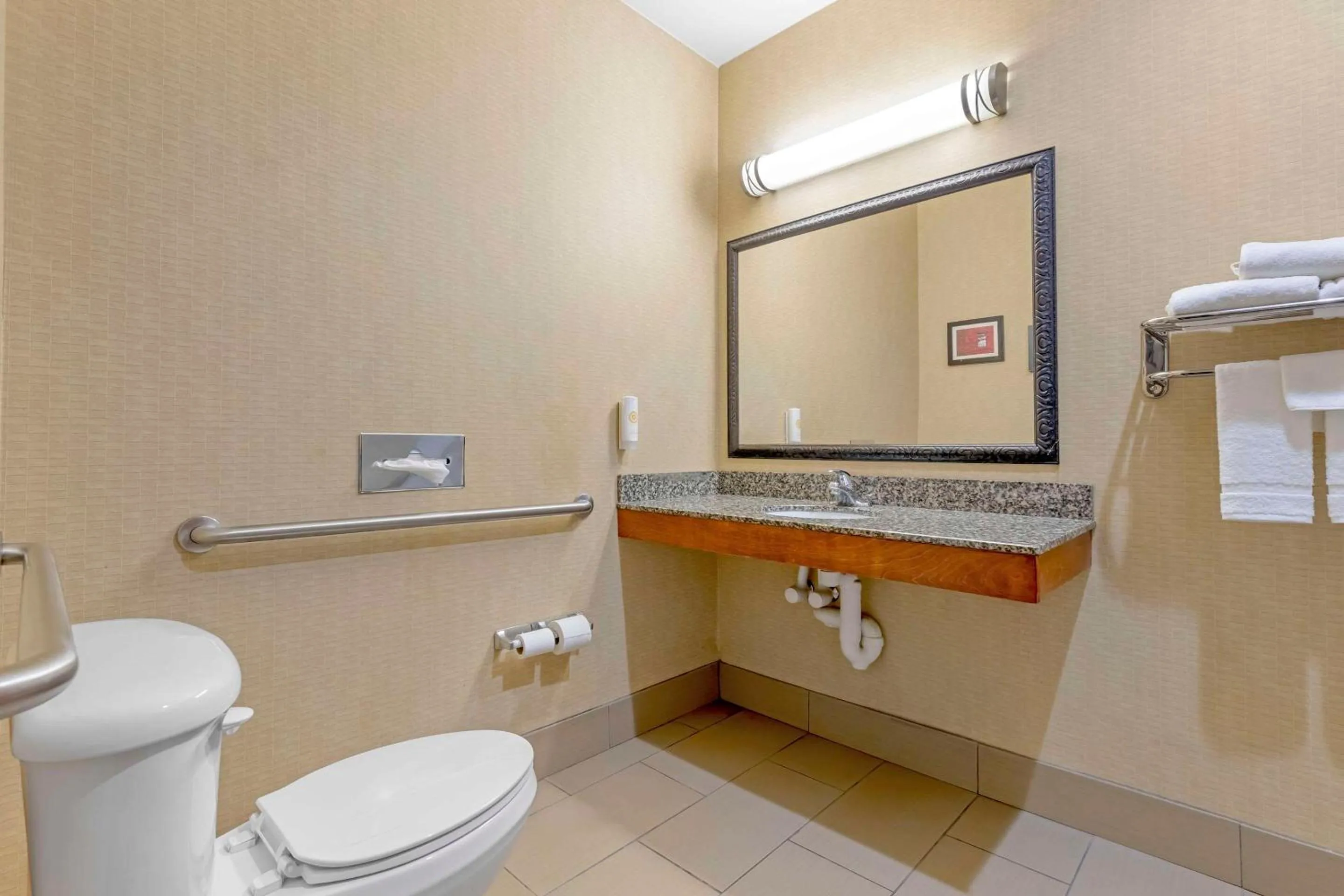 Bedroom in Comfort Inn & Suites Grinnell near I-80