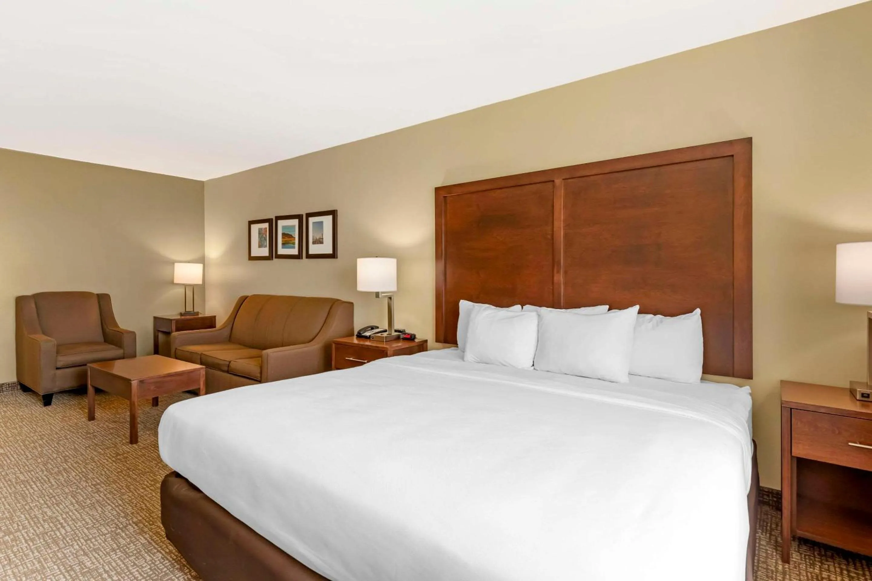 Bedroom, Bed in Comfort Inn & Suites Grinnell near I-80