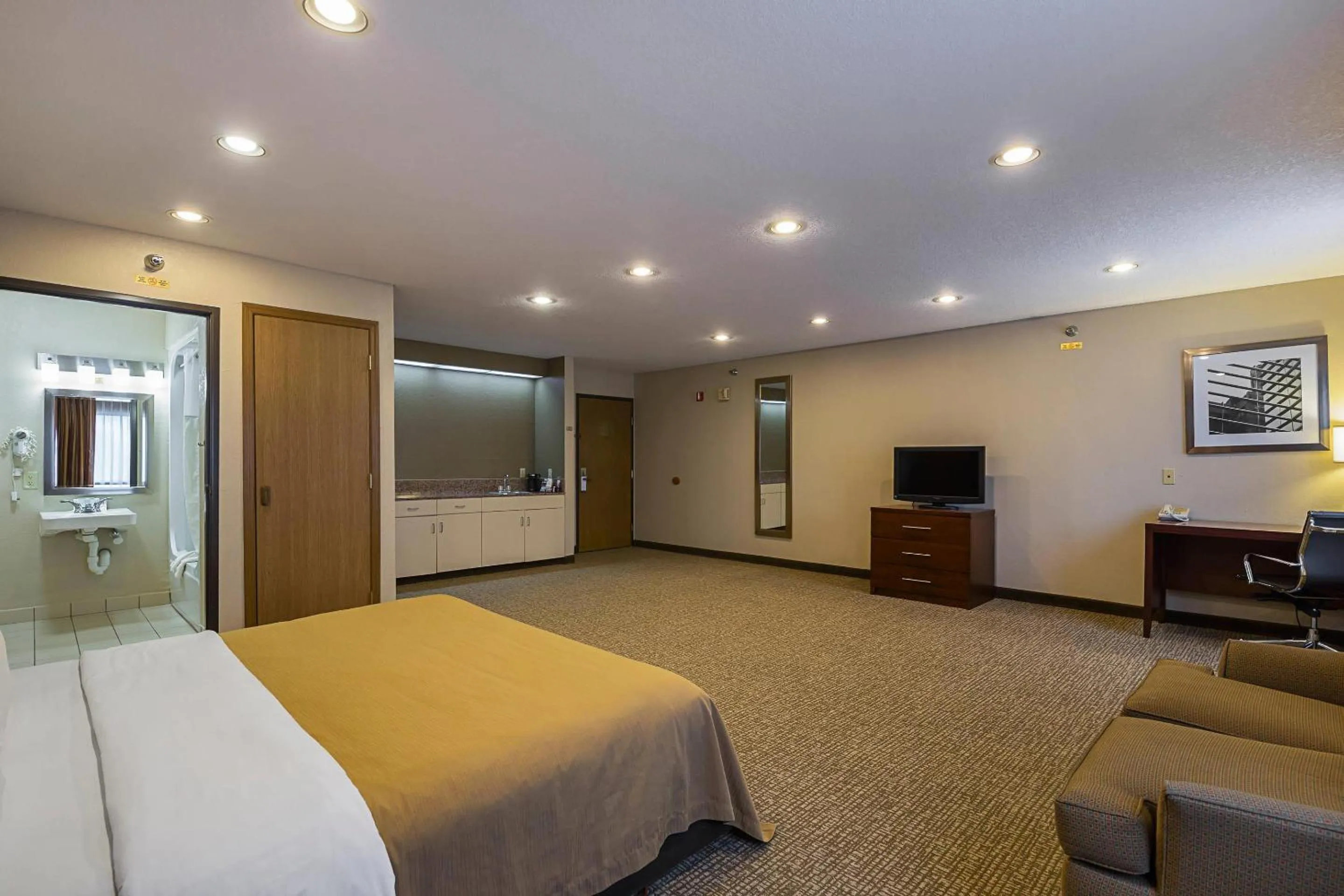 Bedroom, Bed in Quality Inn Waverly