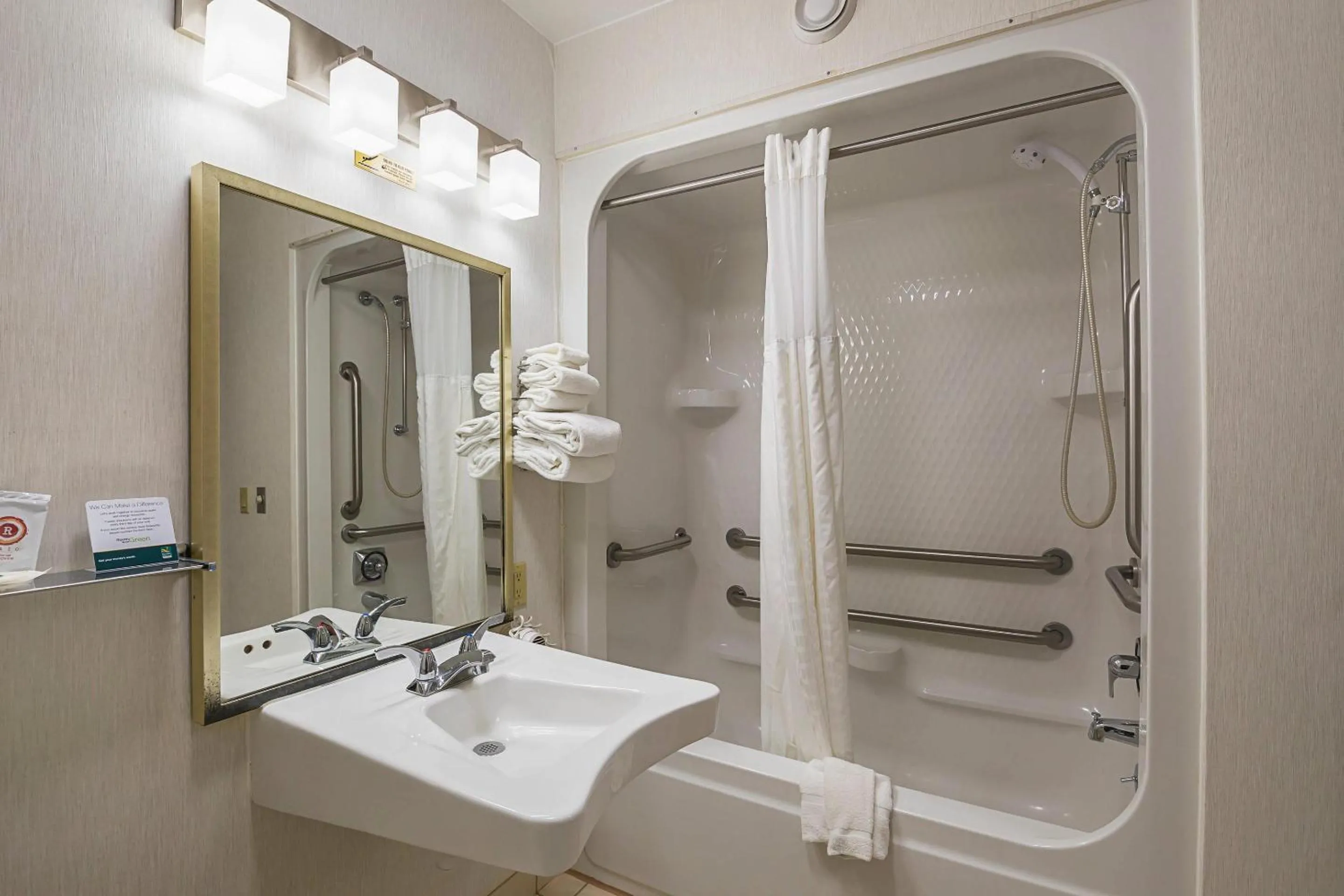 Bedroom in Quality Inn Waverly