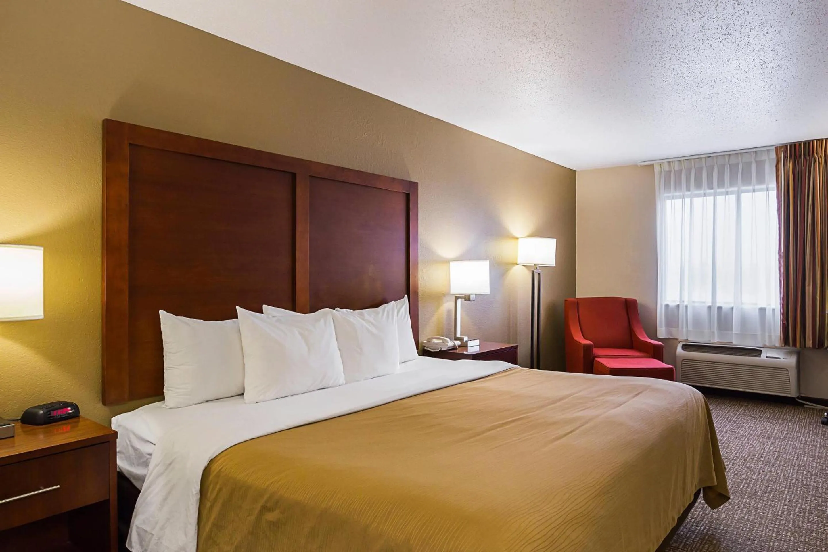 Bedroom, Bed in Quality Inn Waverly