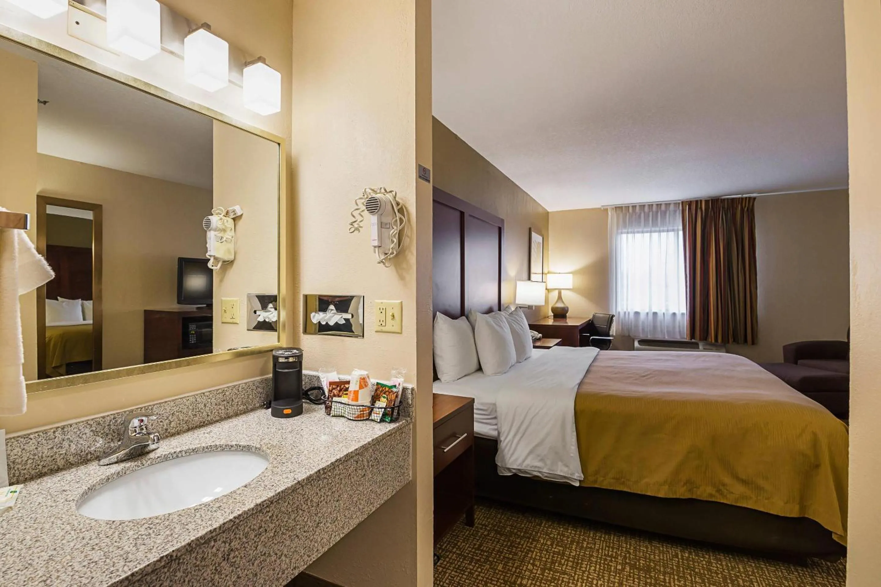 Bedroom, Bed in Quality Inn Waverly