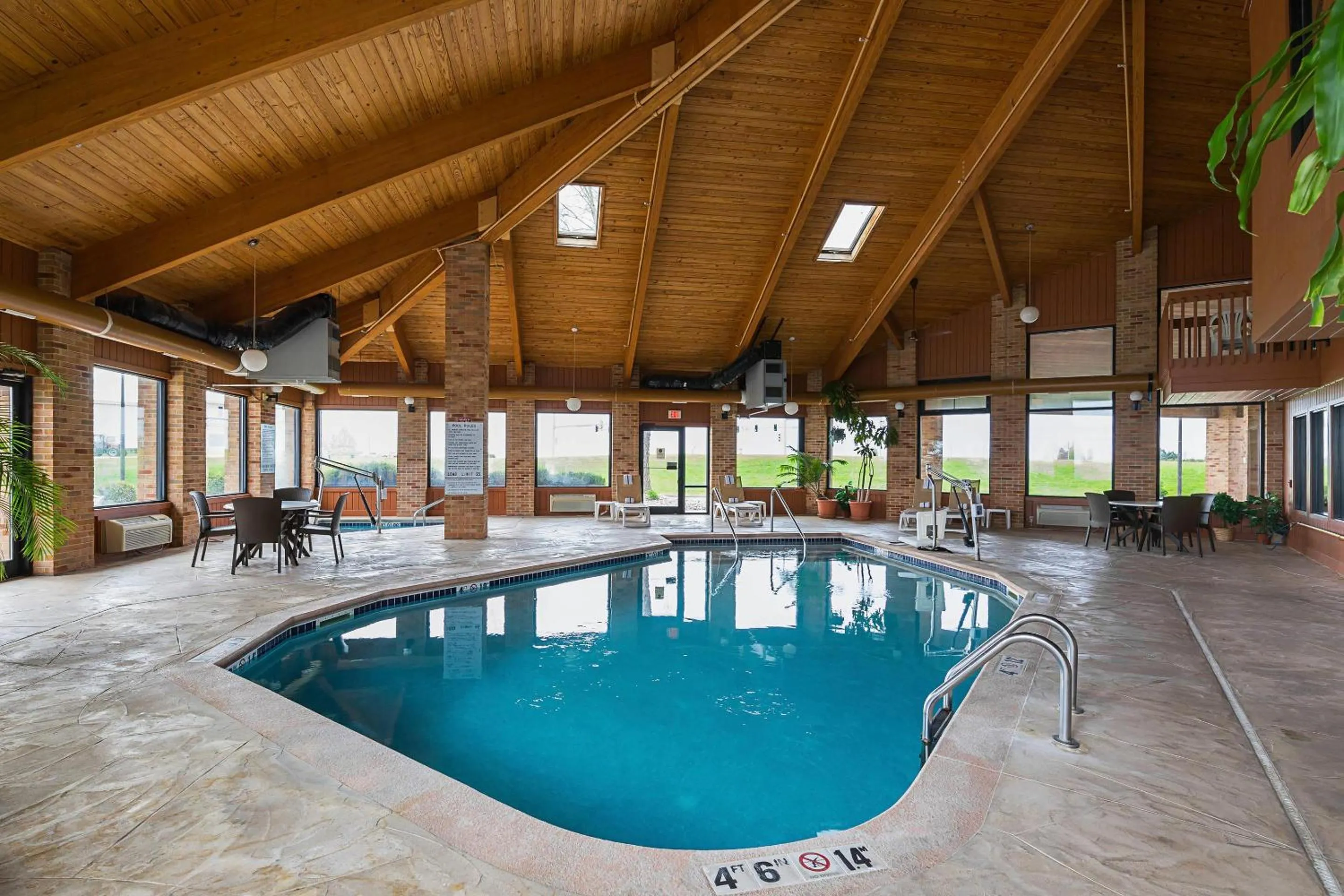 Swimming pool in Quality Inn Waverly