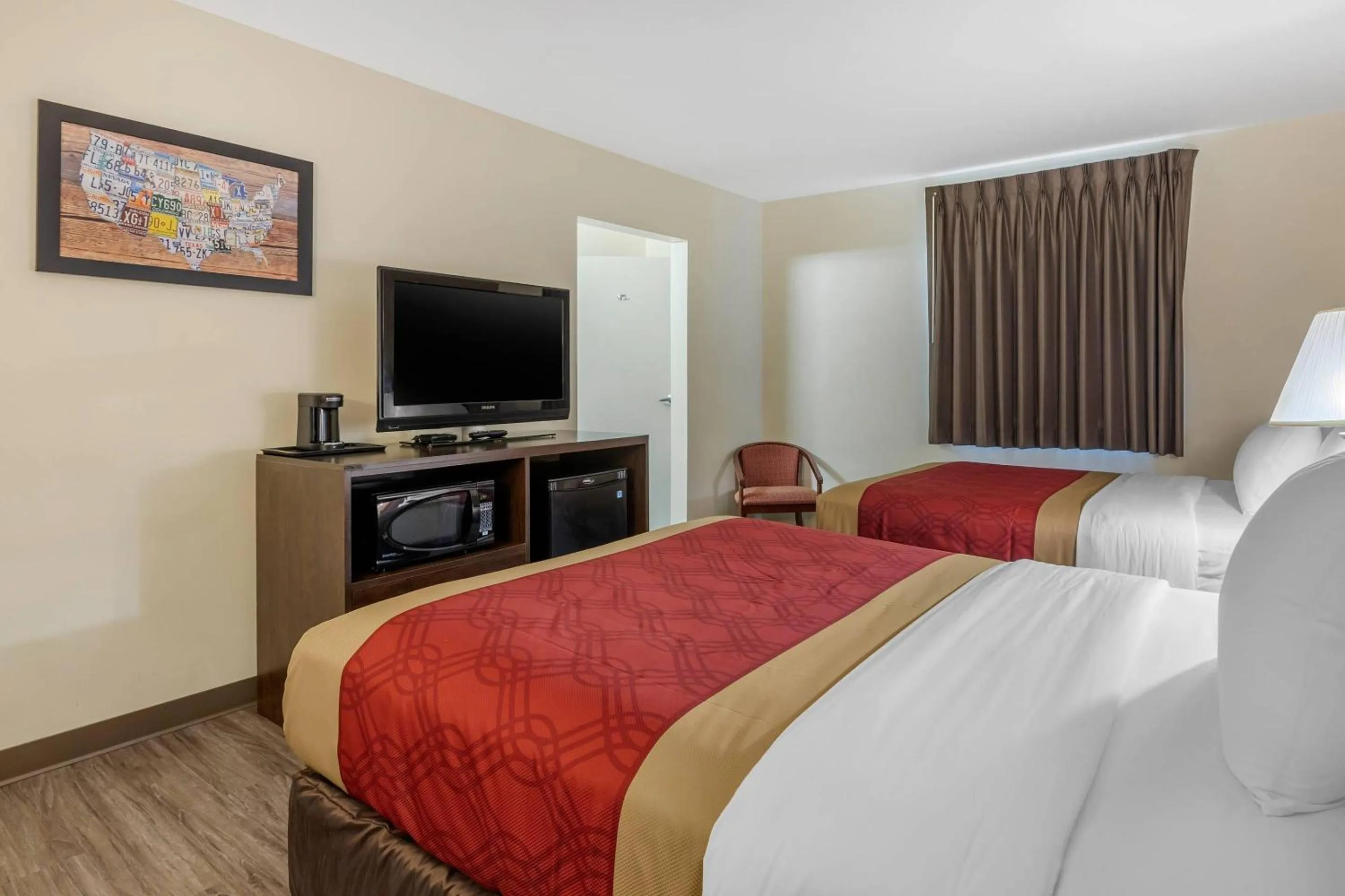 Bedroom, Bed in Econo Lodge Inn & Suites Des Moines Fairgrounds Area