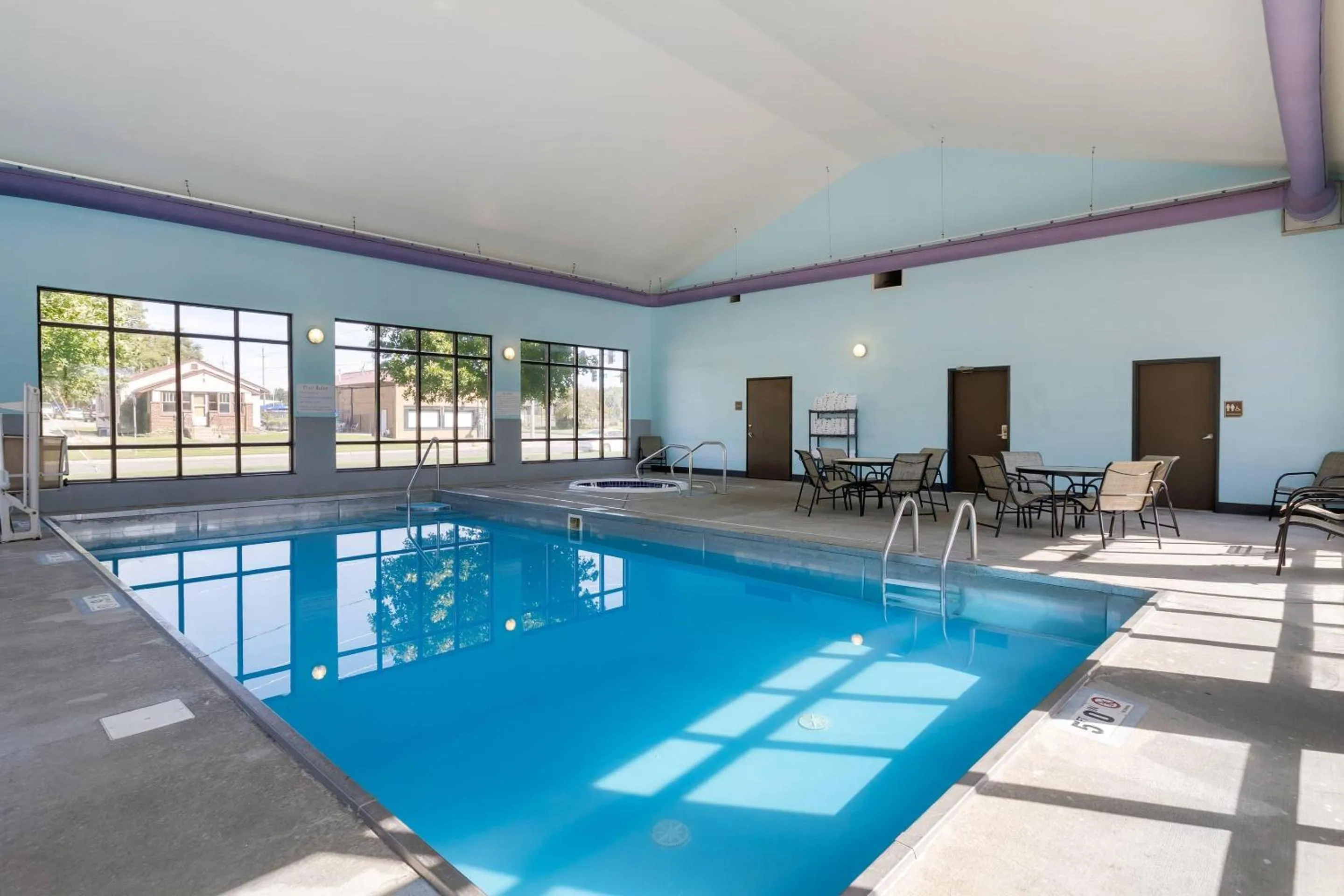 Swimming pool in Econo Lodge Inn & Suites Des Moines Fairgrounds Area