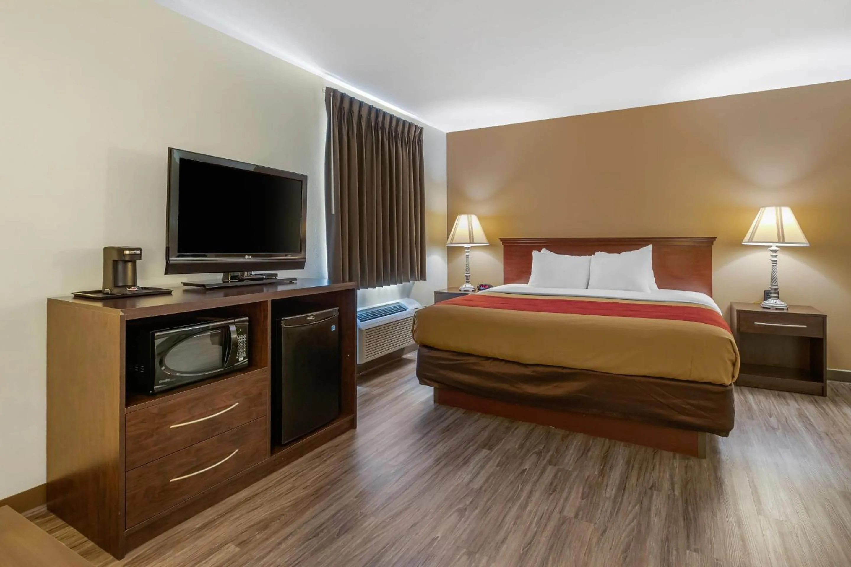 Bedroom, Bed in Econo Lodge Inn & Suites Des Moines Fairgrounds Area