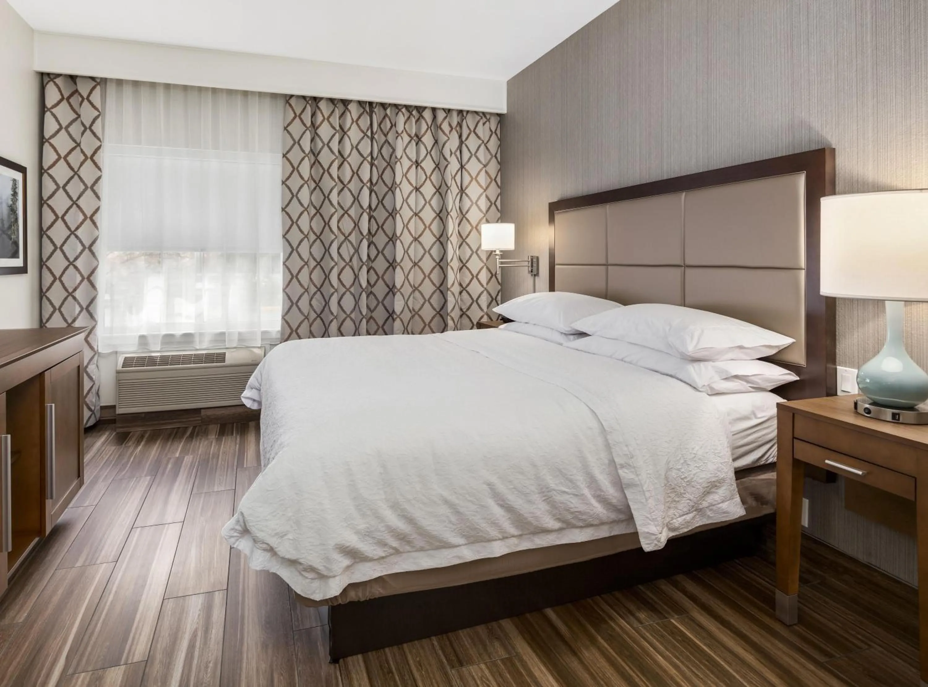 Bed in Hampton Inn & Suites Seattle North/Lynnwood