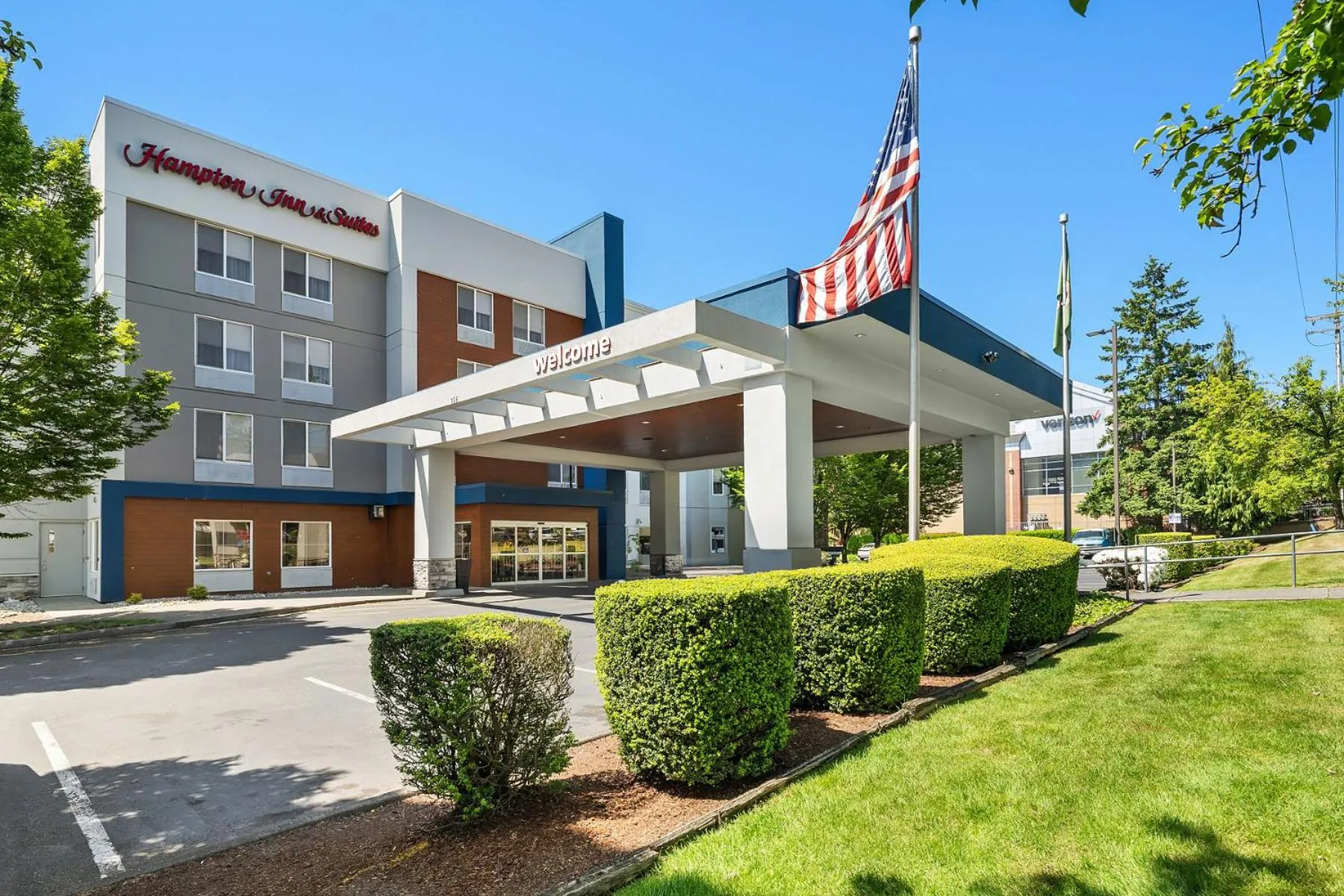 Property building in Hampton Inn & Suites Seattle North/Lynnwood
