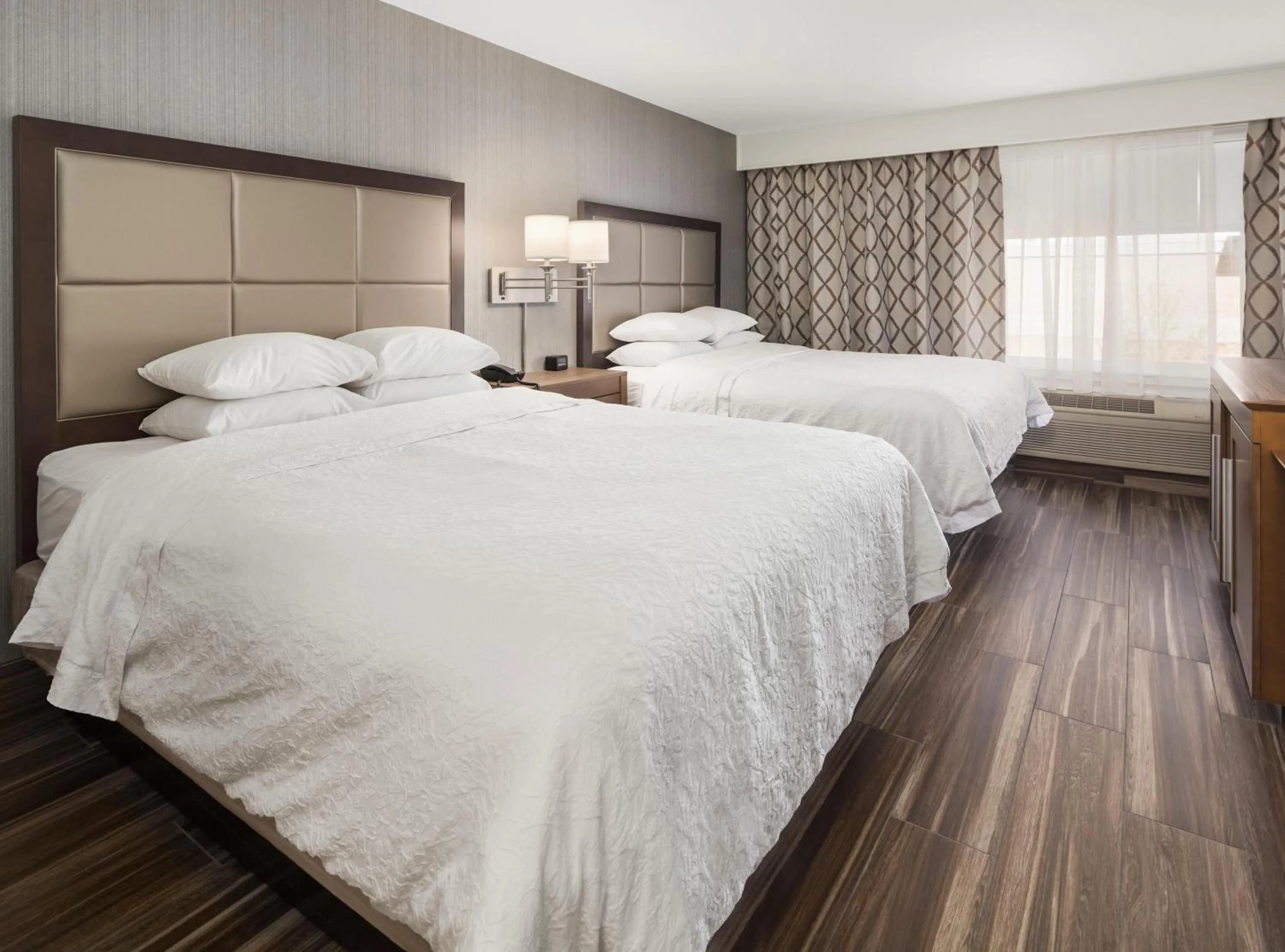 Bed in Hampton Inn & Suites Seattle North/Lynnwood