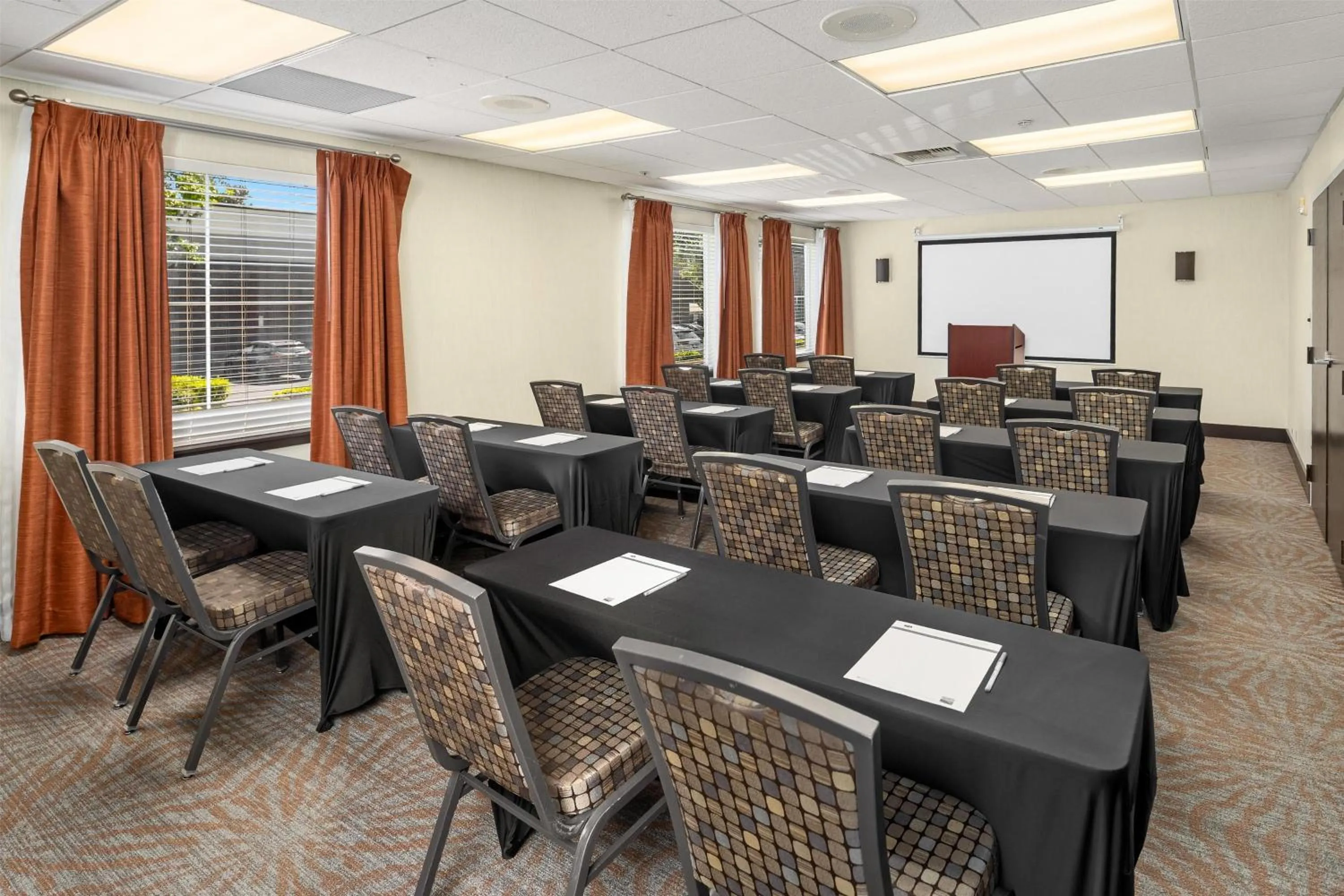 Meeting/conference room in Hampton Inn & Suites Seattle North/Lynnwood