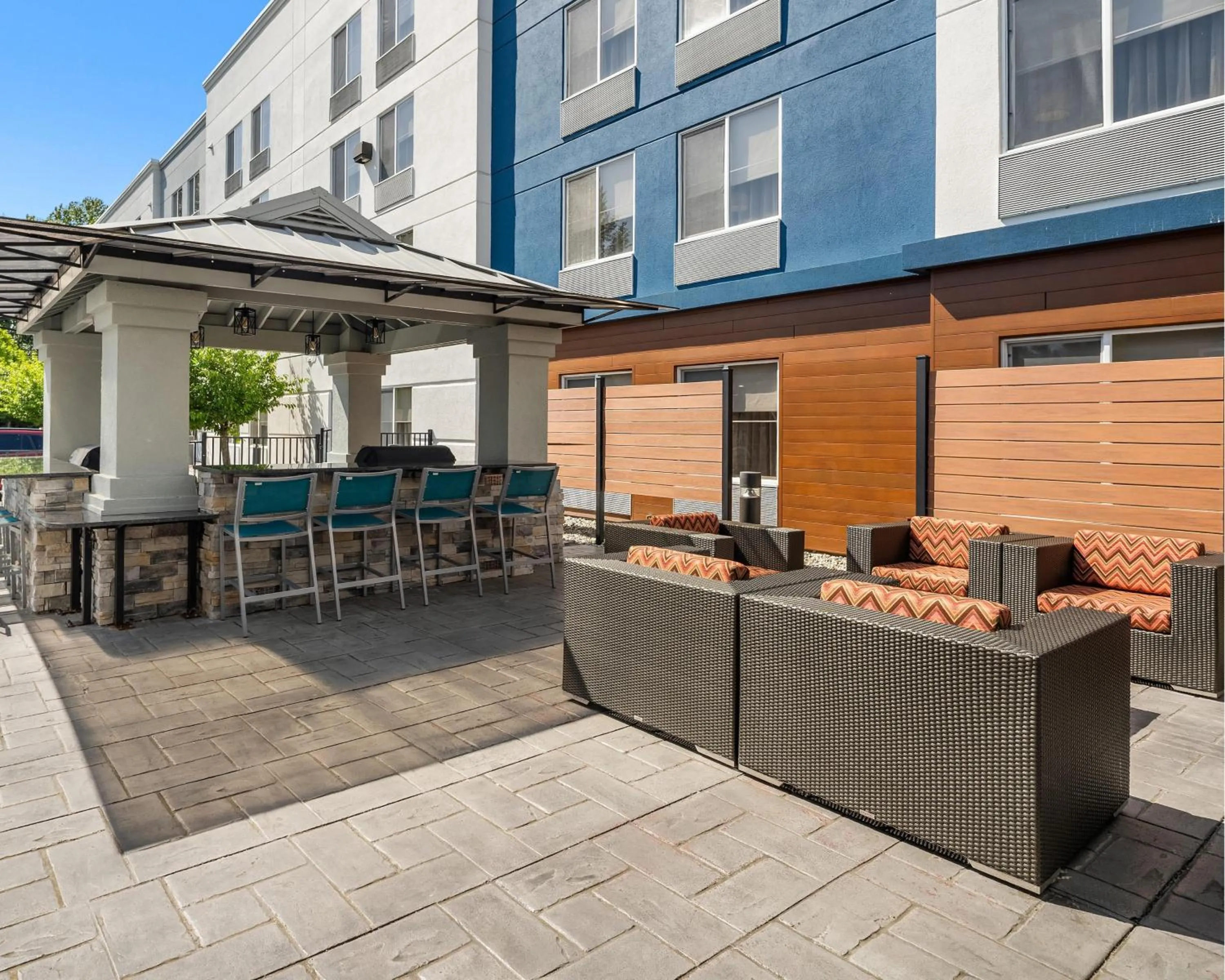 Patio in Hampton Inn & Suites Seattle North/Lynnwood