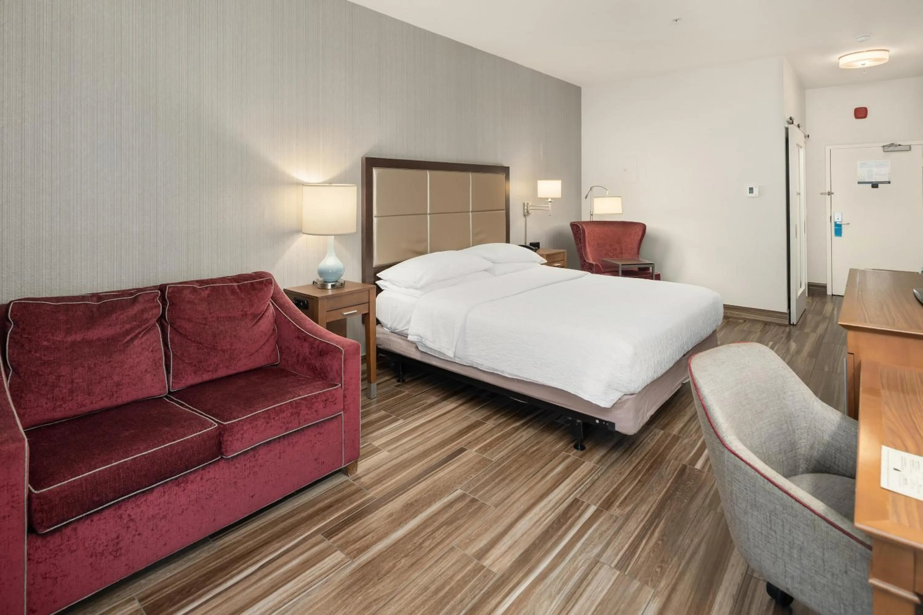 Living room, Bed in Hampton Inn & Suites Seattle North/Lynnwood