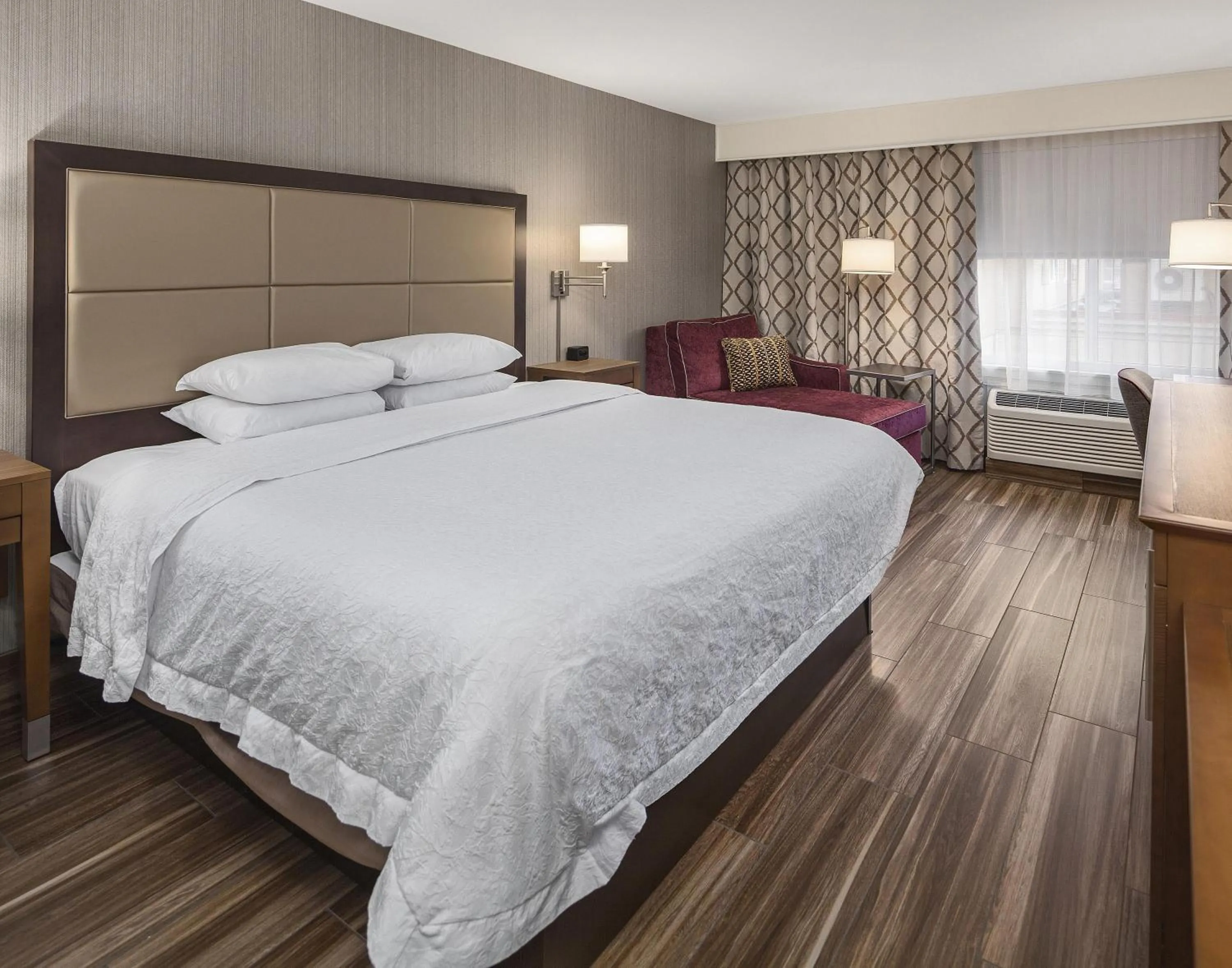 Bed in Hampton Inn & Suites Seattle North/Lynnwood