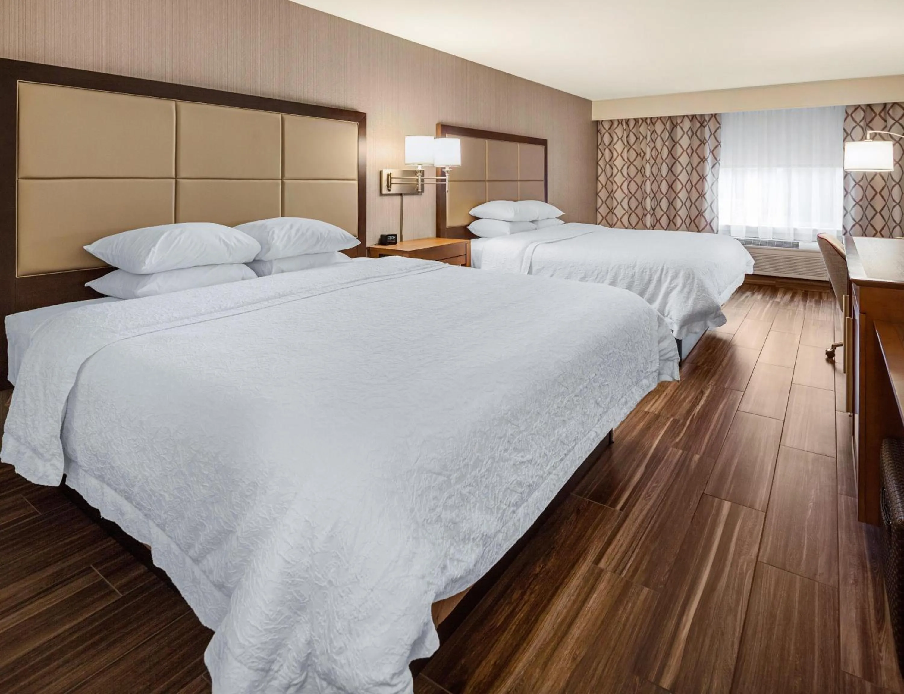 Bed in Hampton Inn & Suites Seattle North/Lynnwood