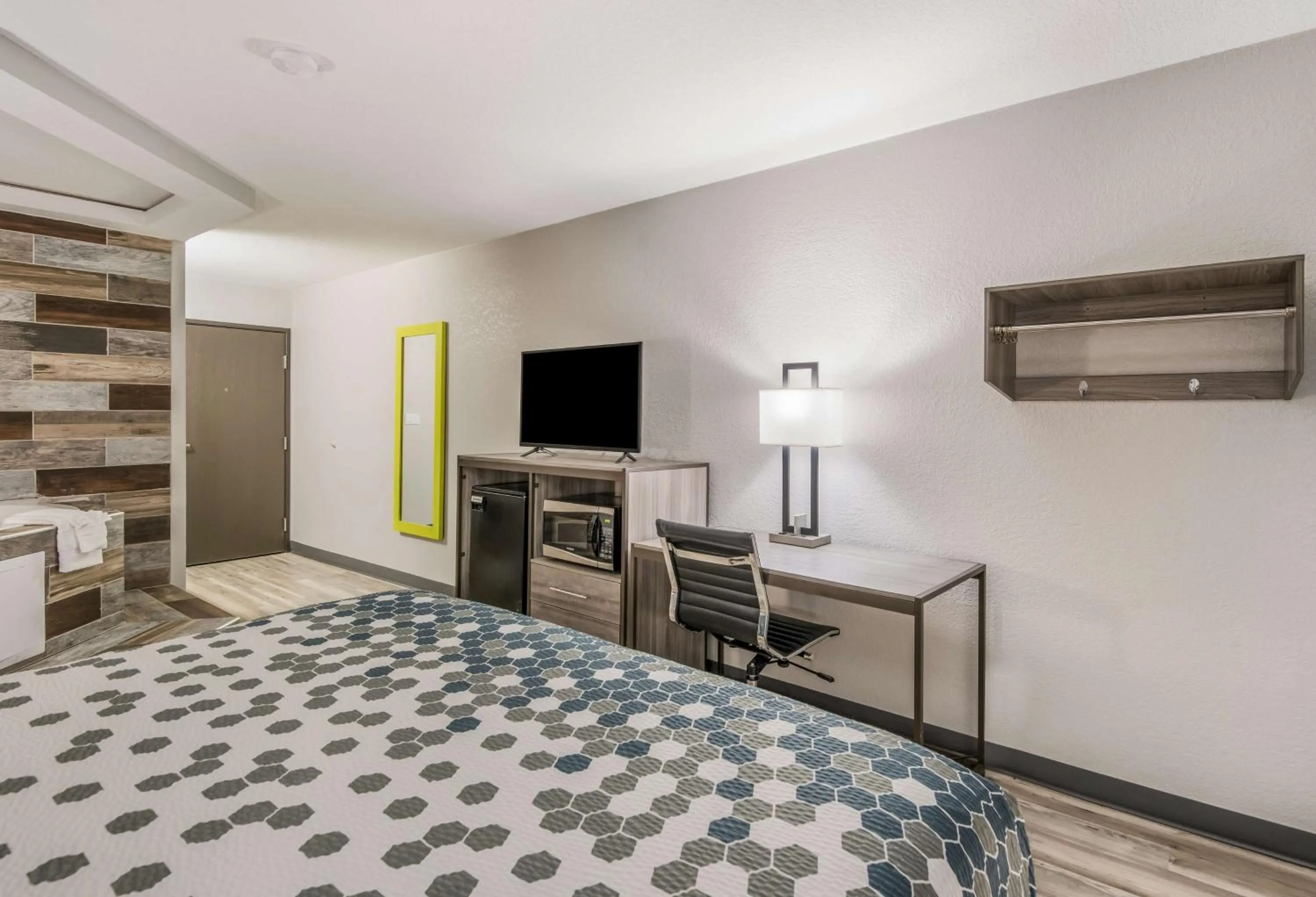 Photo of the whole room, Bed in Econo Lodge Inn & Suites Des Moines