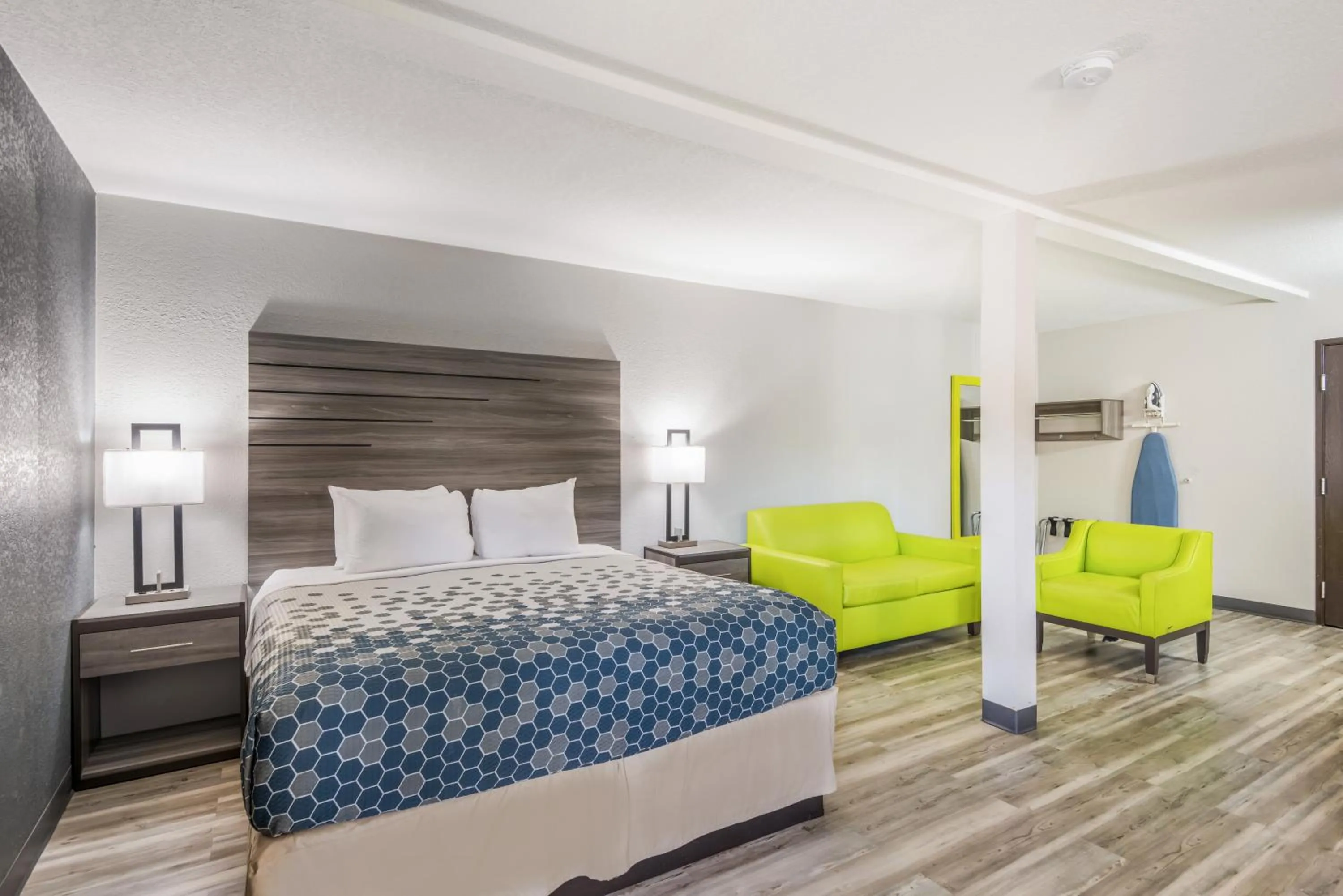 Bed in Sonesta Essential Des Moines