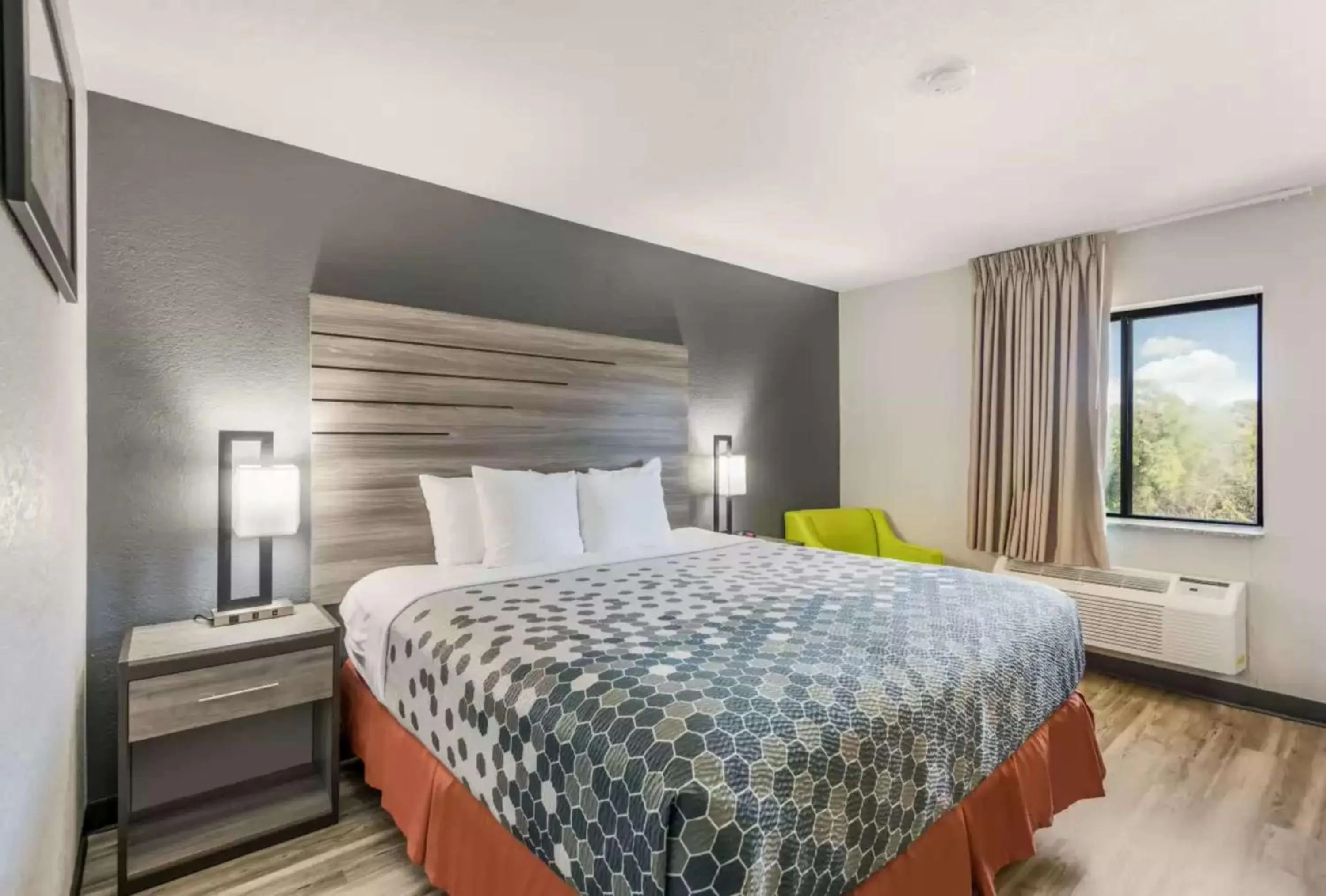 Bedroom, Bed in Sonesta Essential Des Moines