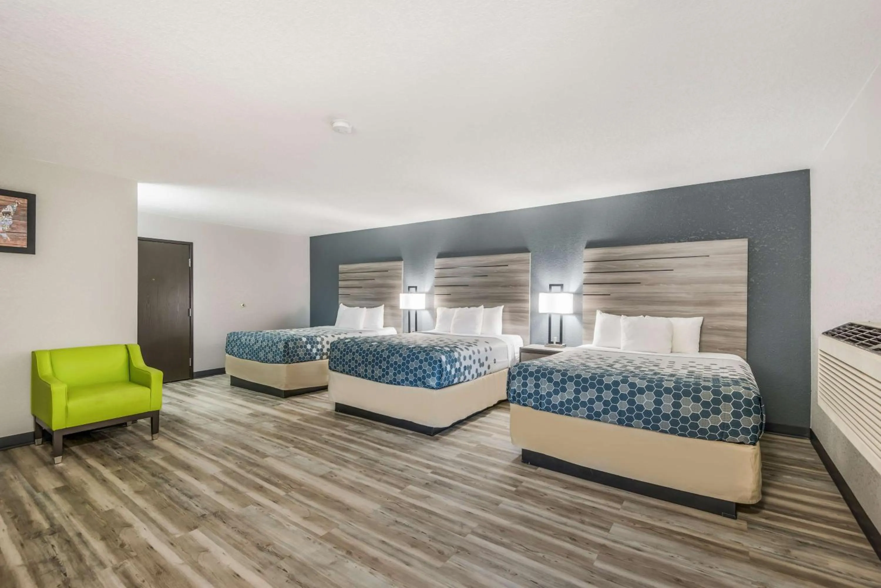 Bedroom, Bed in Sonesta Essential Des Moines